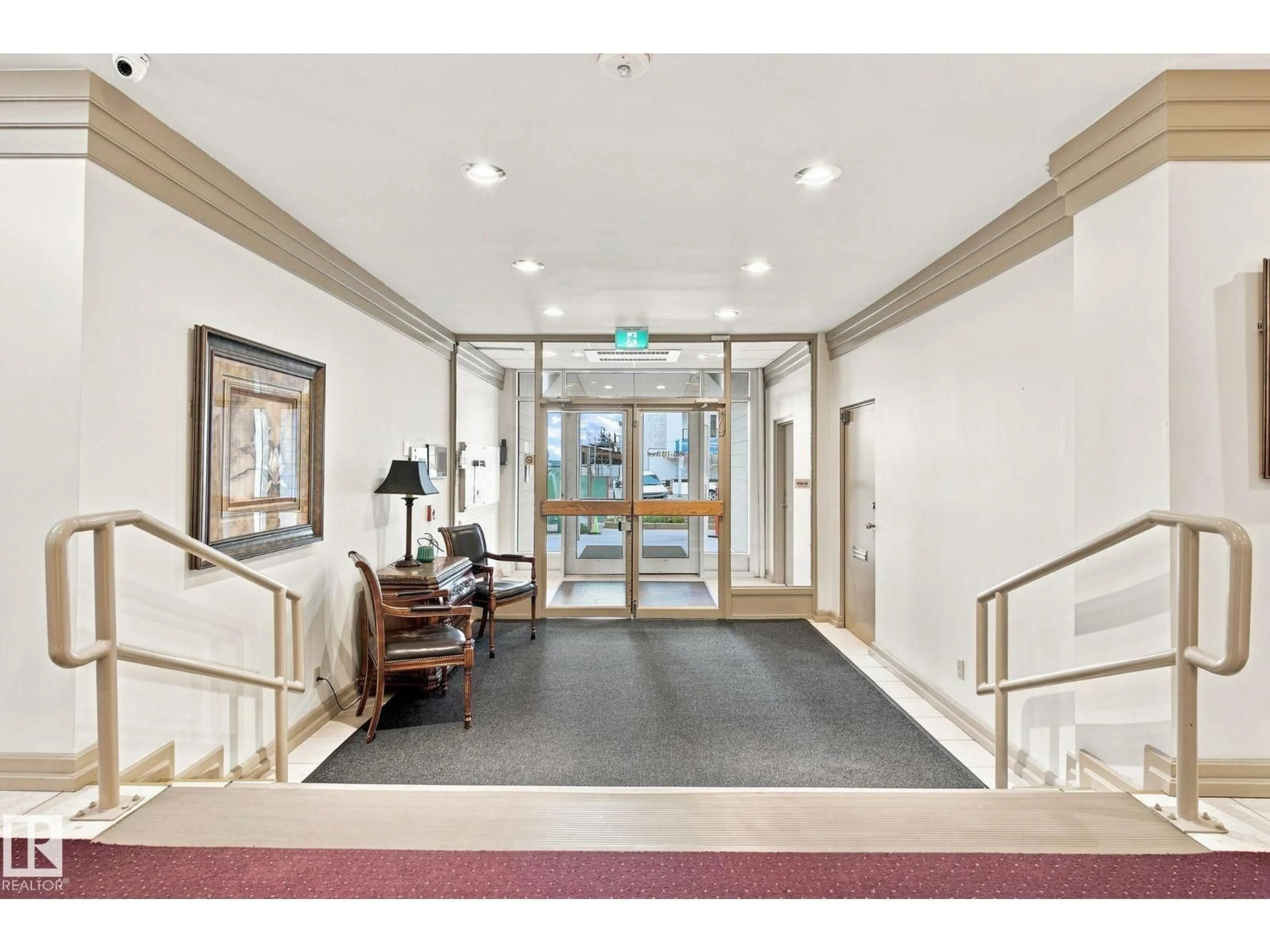 Indoor foyer for 9835 - 1507 113 ST, Edmonton Alberta T5K1N4
