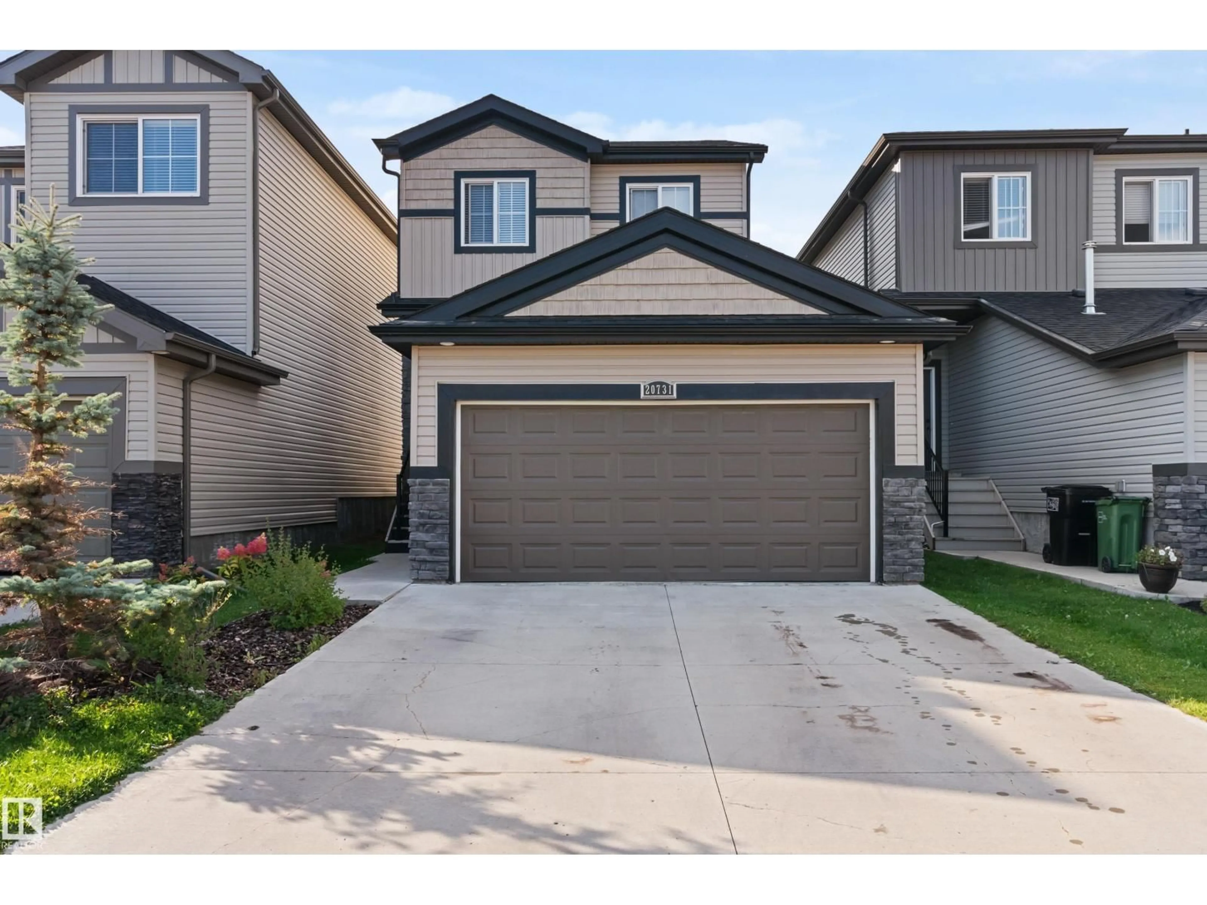 Home with vinyl exterior material, street for 20731 99 AV, Edmonton Alberta T5T7G3