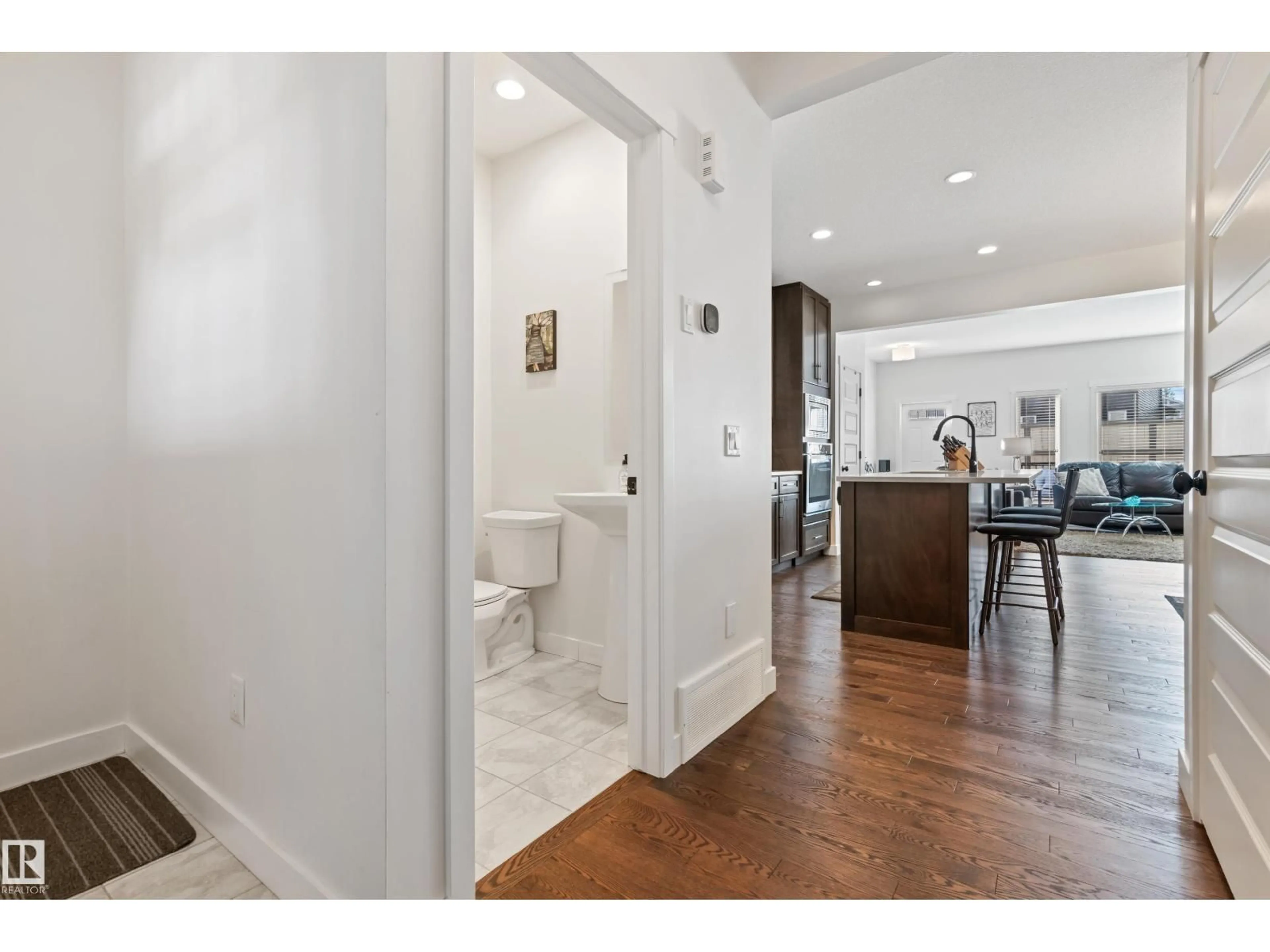 Indoor entryway for 20731 99 AV, Edmonton Alberta T5T7G3