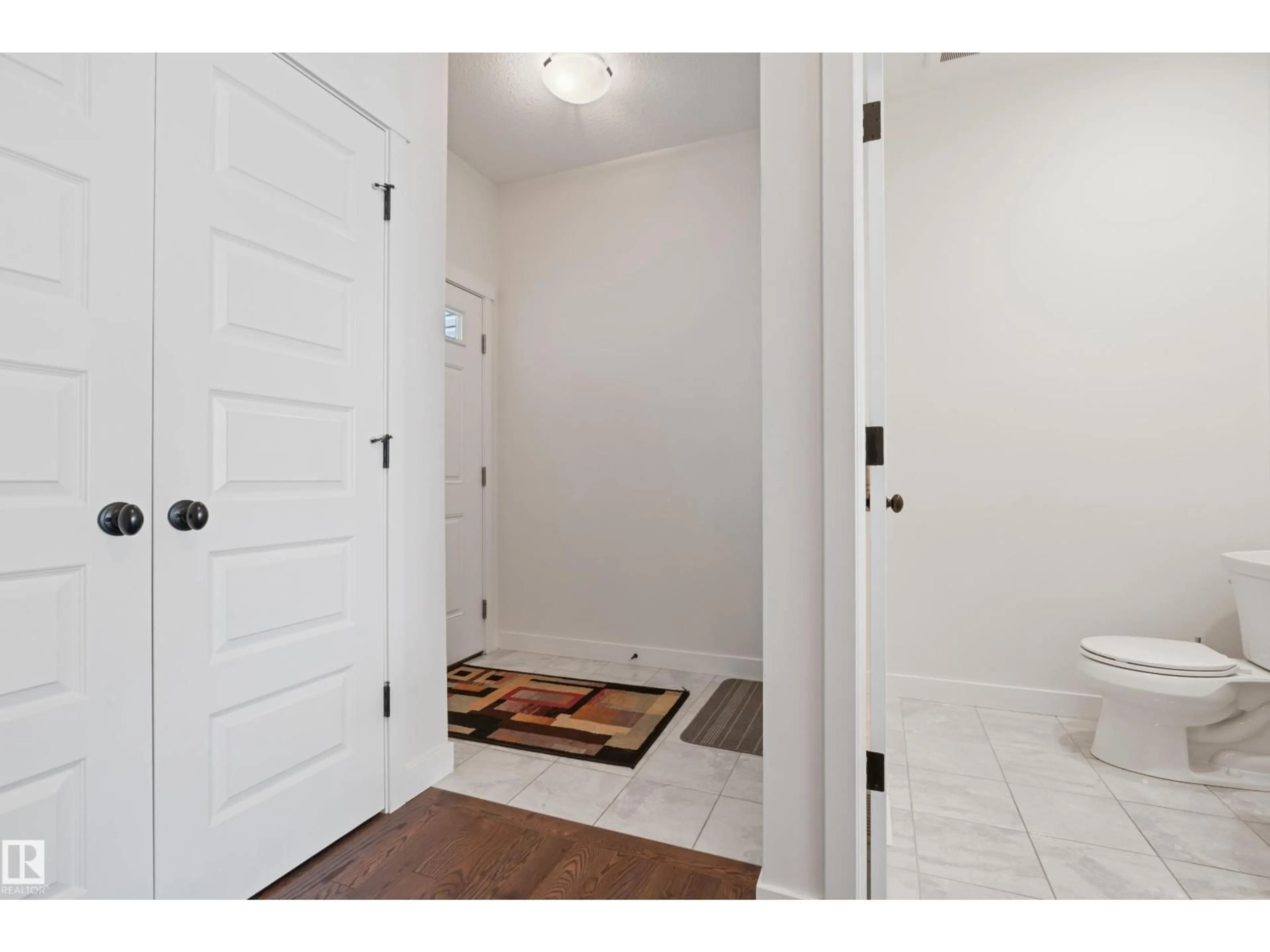Indoor entryway for 20731 99 AV, Edmonton Alberta T5T7G3
