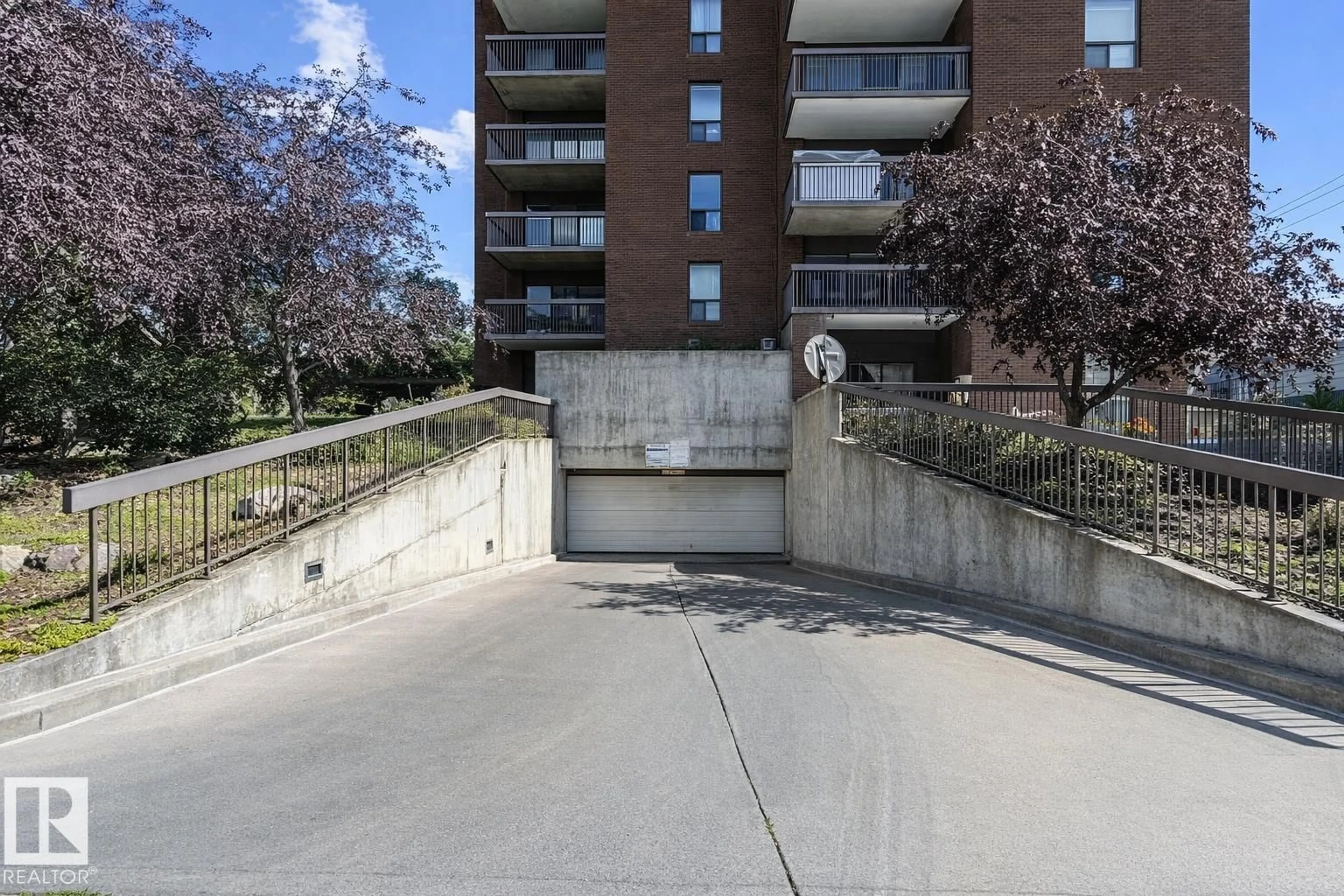 Patio, street for 11027 - 1004 87 AV, Edmonton Alberta T6G2P9