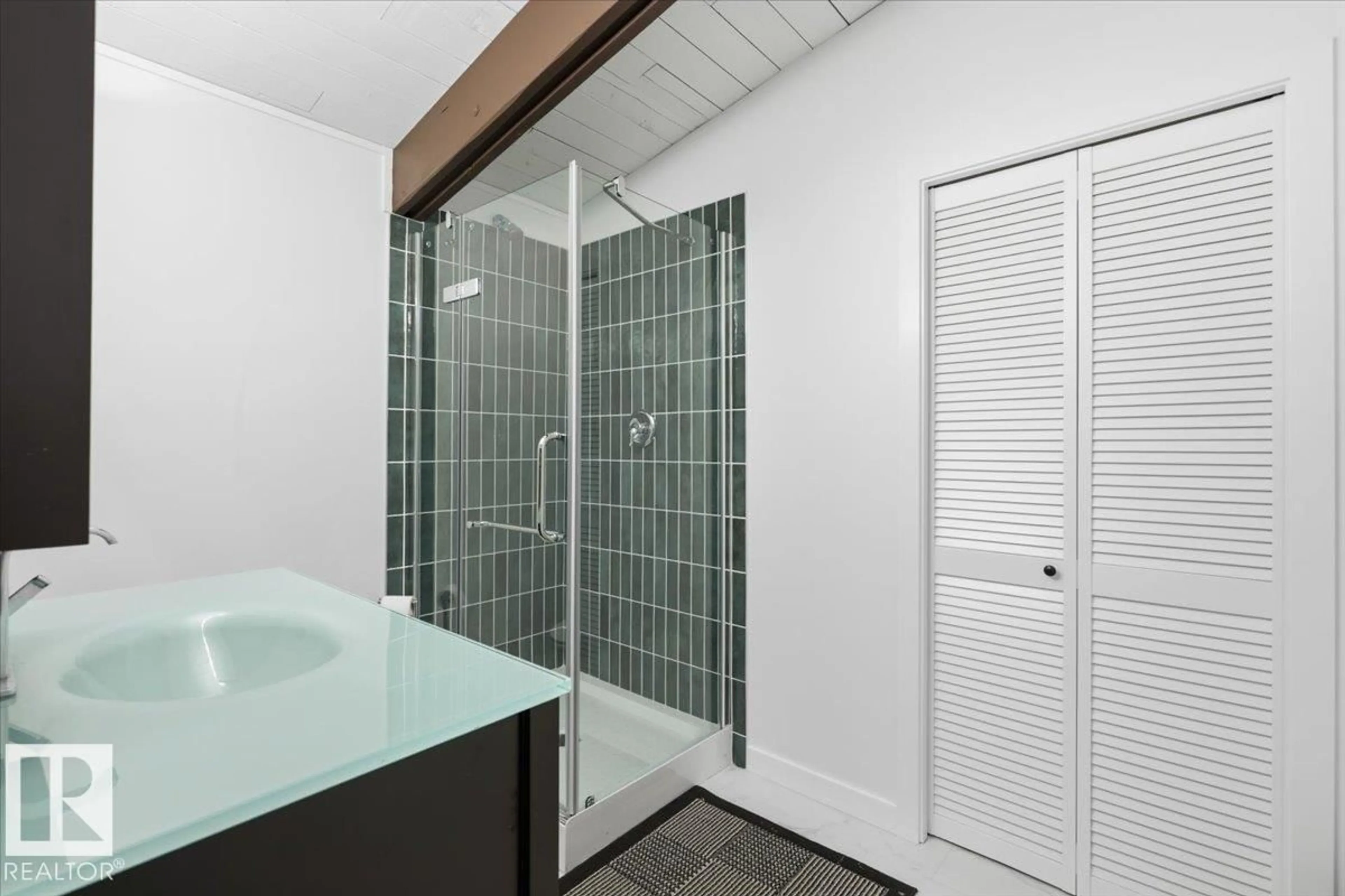 Standard bathroom, ceramic/tile floor for 62 462026 RGE ROAD 10, Rural Wetaskiwin County Alberta T0C2V0