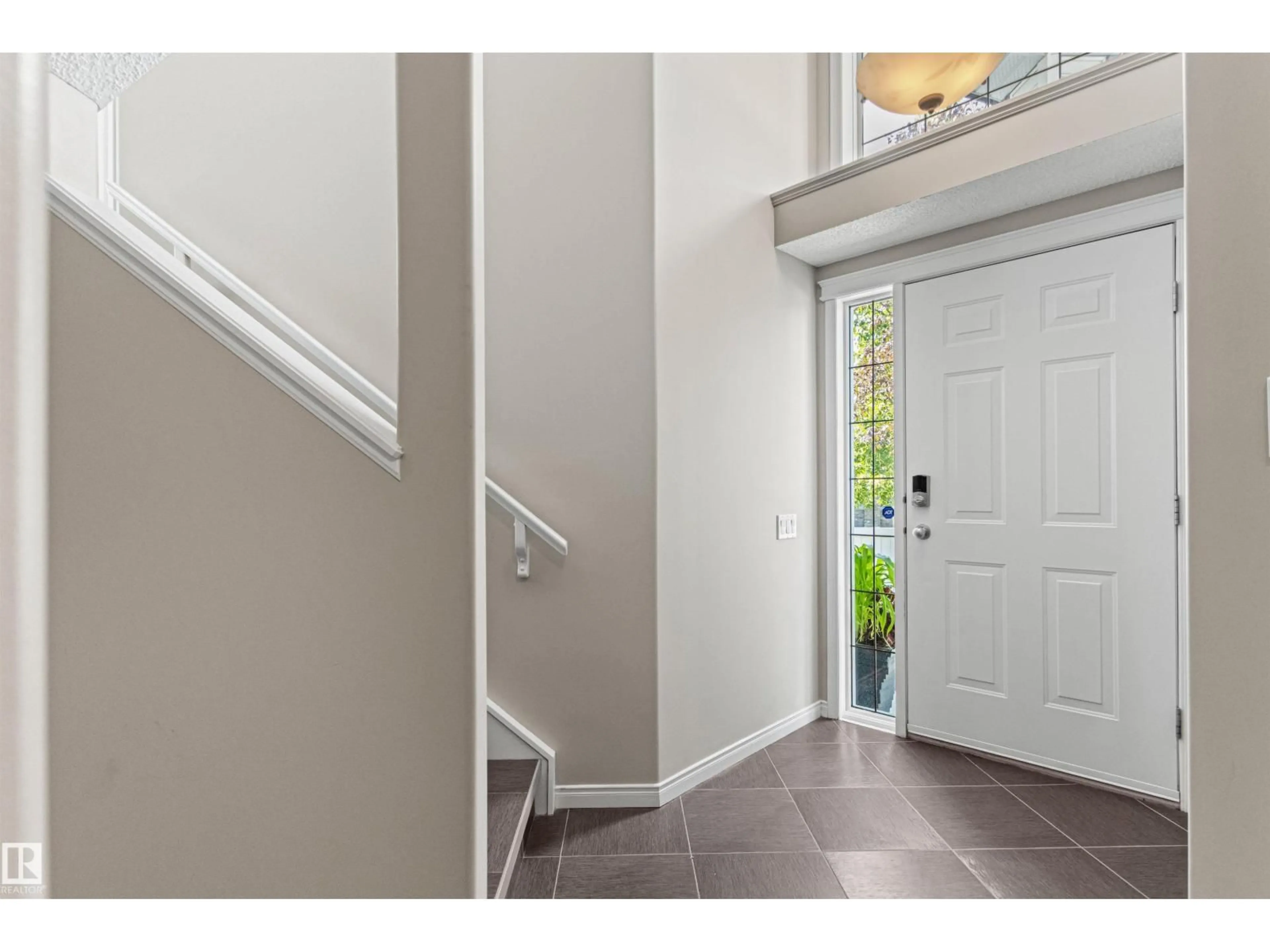 Indoor entryway for 172 GALLAND CR, Edmonton Alberta T5T6P3