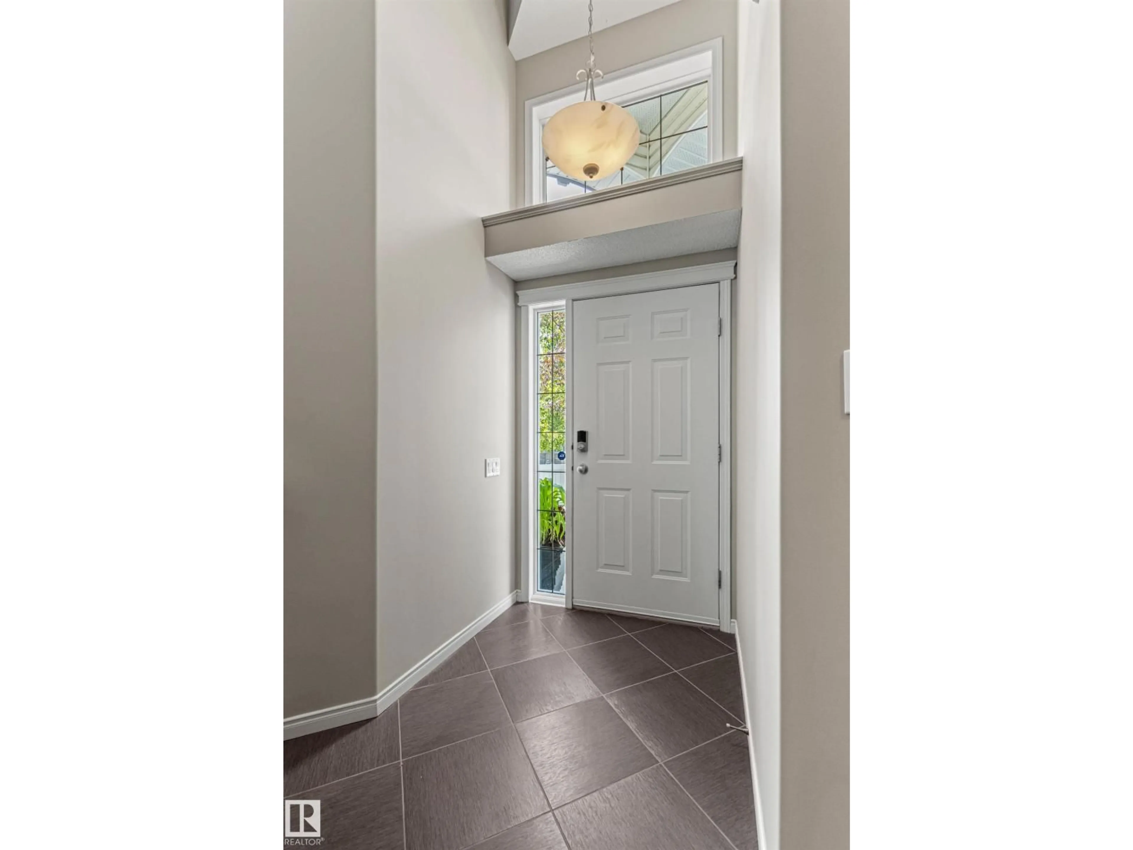 Indoor entryway for 172 GALLAND CR, Edmonton Alberta T5T6P3
