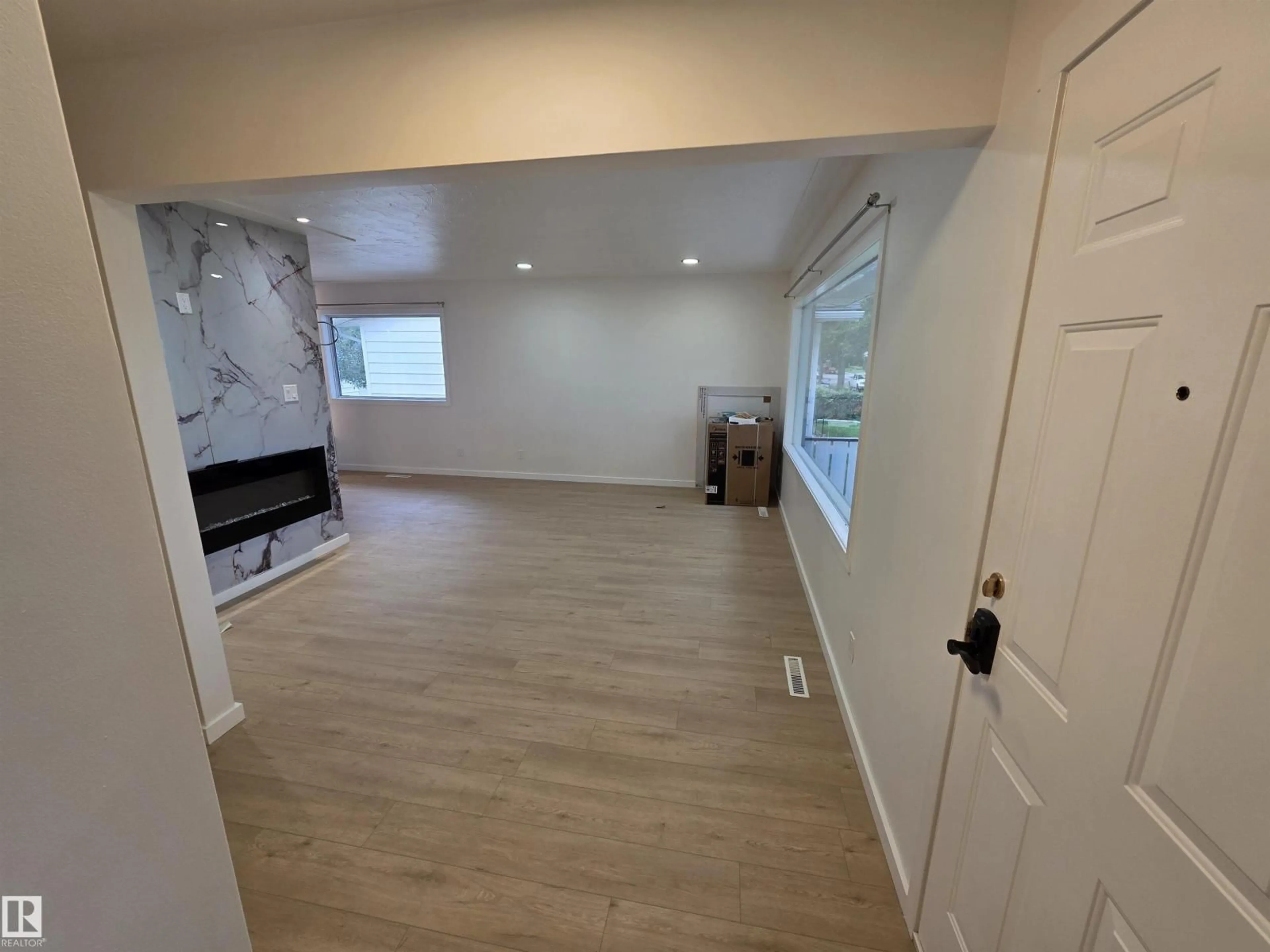 A pic of a room for 4021 117 AVE, Edmonton Alberta T5W0Y1
