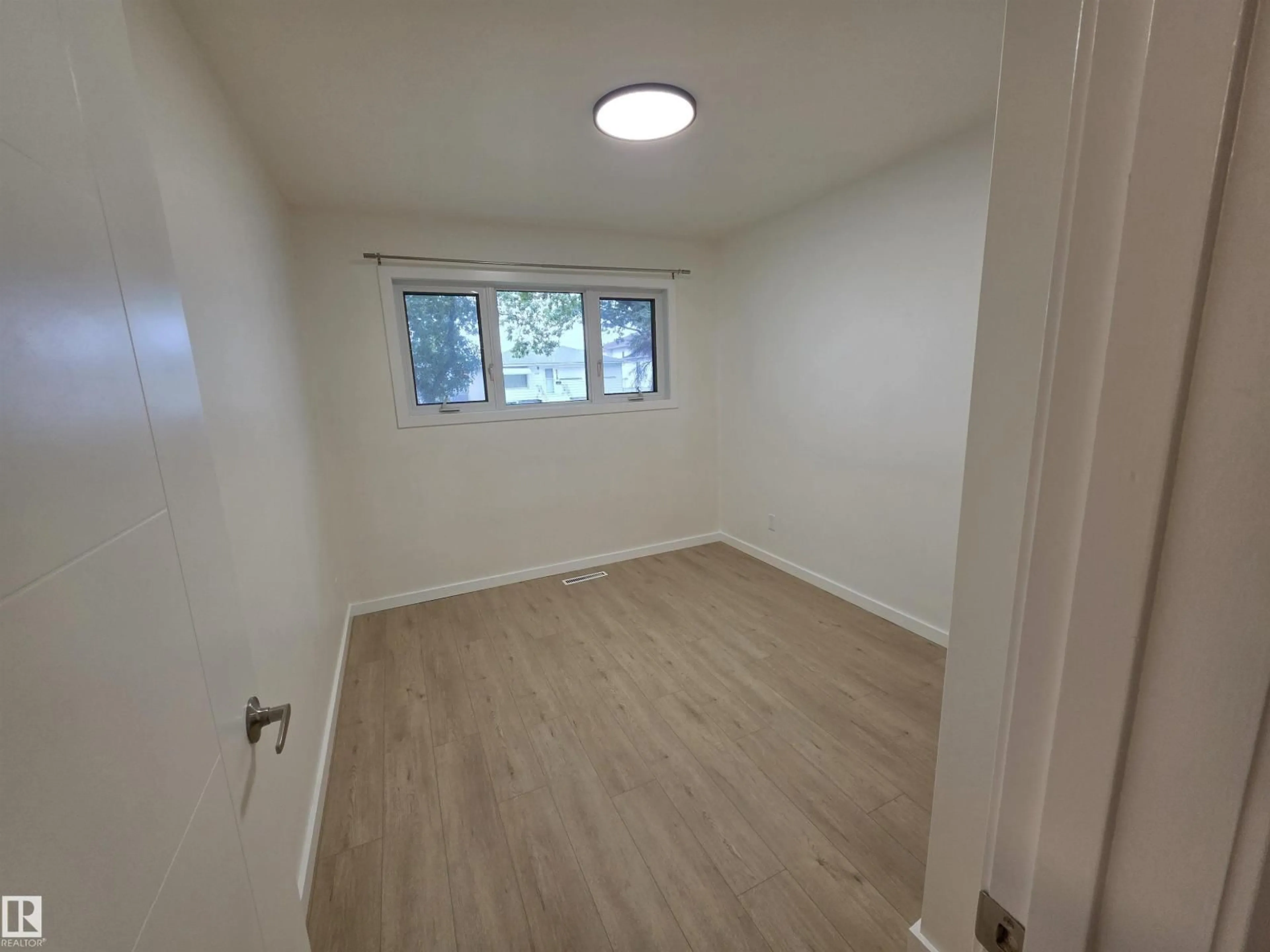 A pic of a room for 4021 117 AVE, Edmonton Alberta T5W0Y1