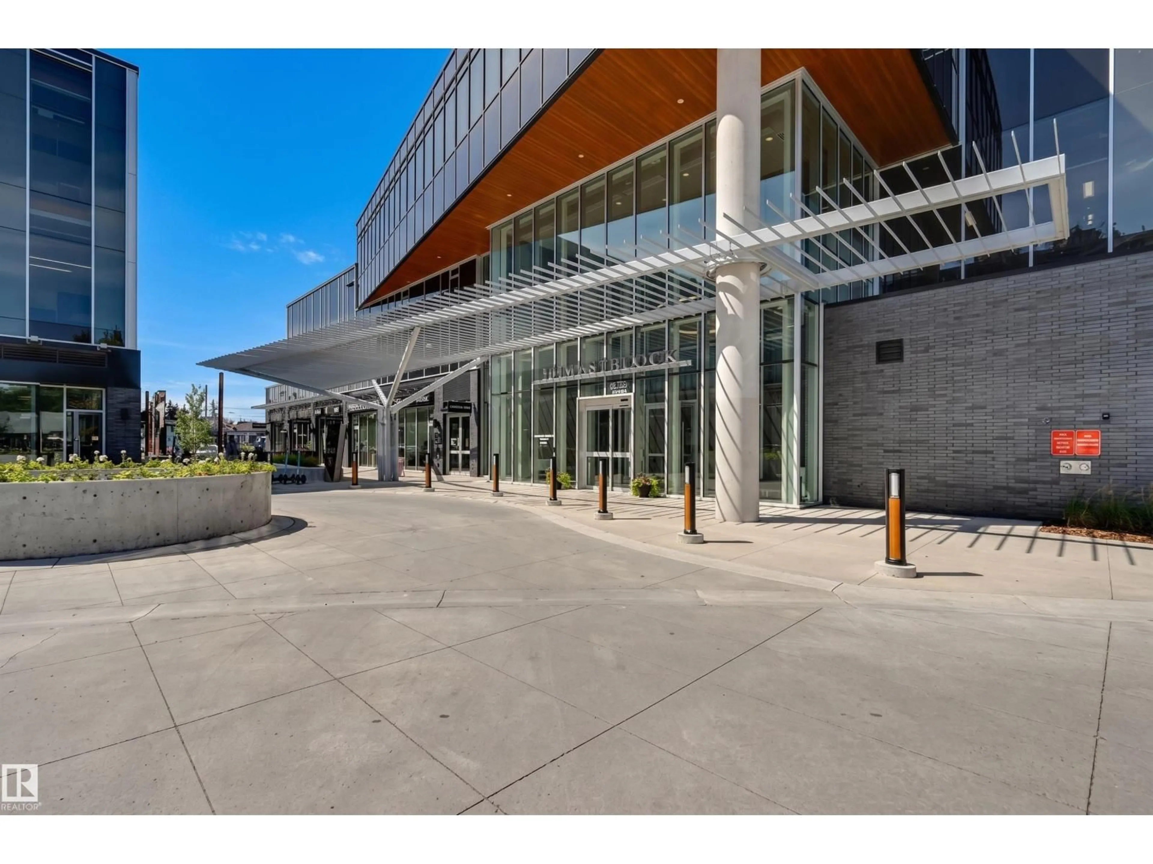 Indoor foyer for 14105 - 603 BLOCK DR NW, Edmonton Alberta T5N1L5