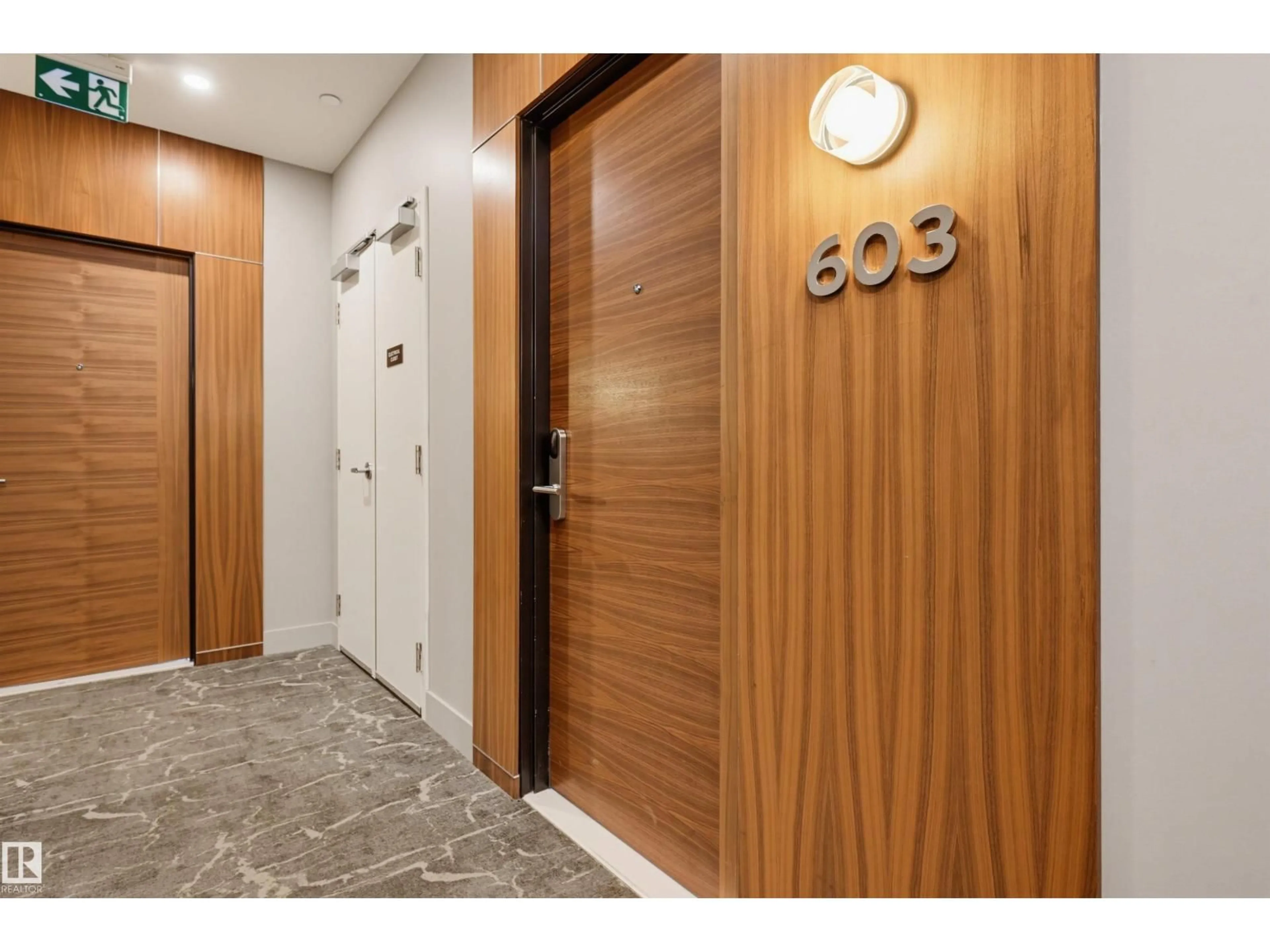 Indoor foyer for 14105 - 603 BLOCK DR NW, Edmonton Alberta T5N1L5