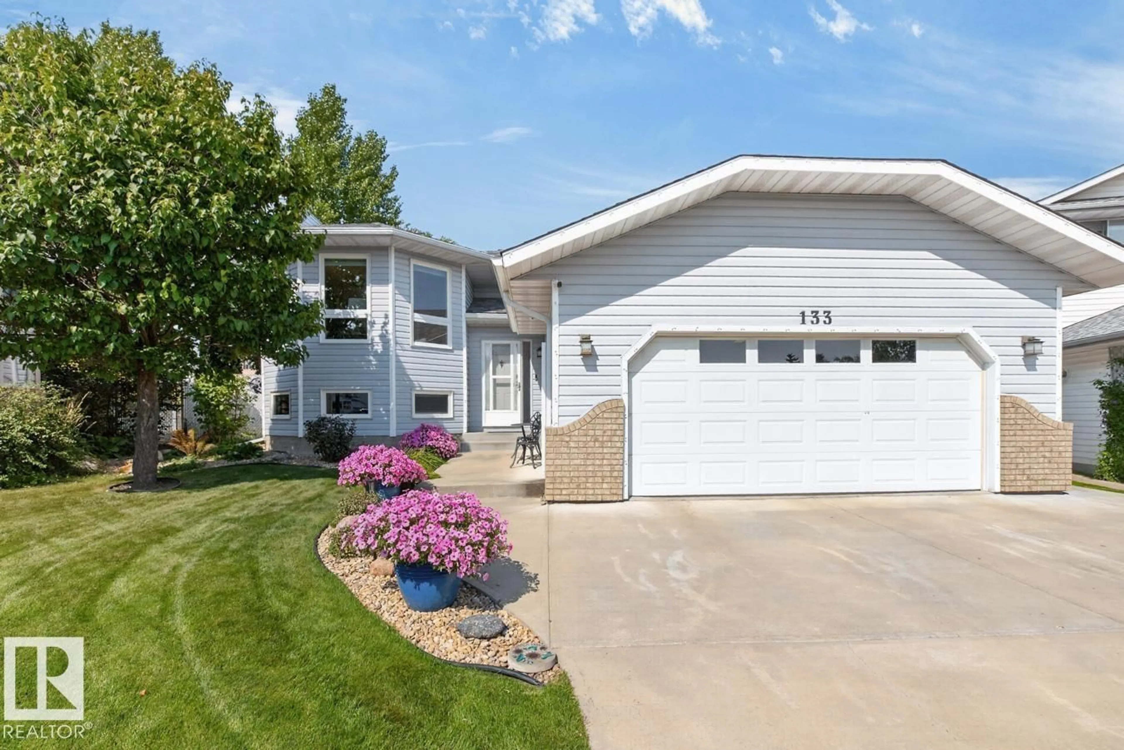 Home with vinyl exterior material, street for 133 MEADOWVIEW DR, Sherwood Park Alberta T8H1P8