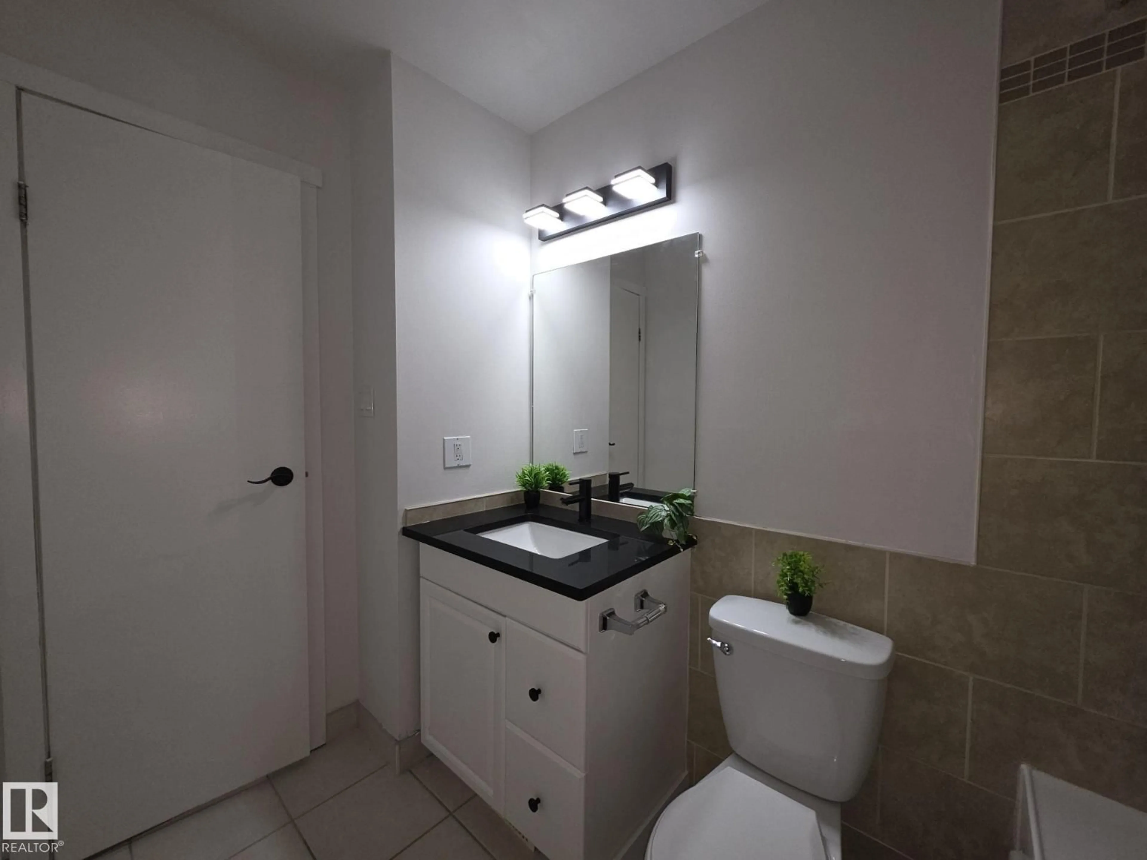 Standard bathroom, ceramic/tile floor for NW - 140 DICKINSFIELD CO, Edmonton Alberta T5E5V8