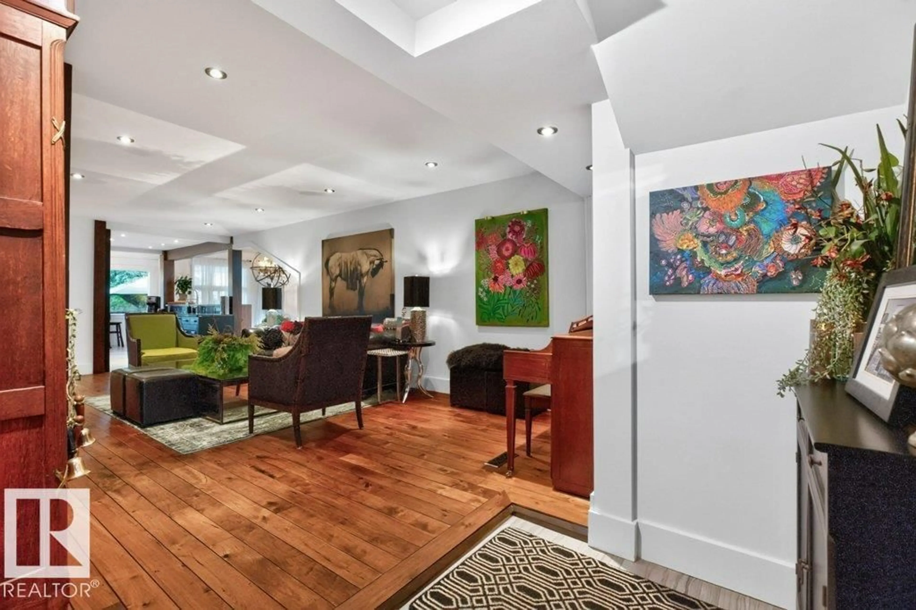 Indoor foyer for 14031 106 AV, Edmonton Alberta T5N1B3