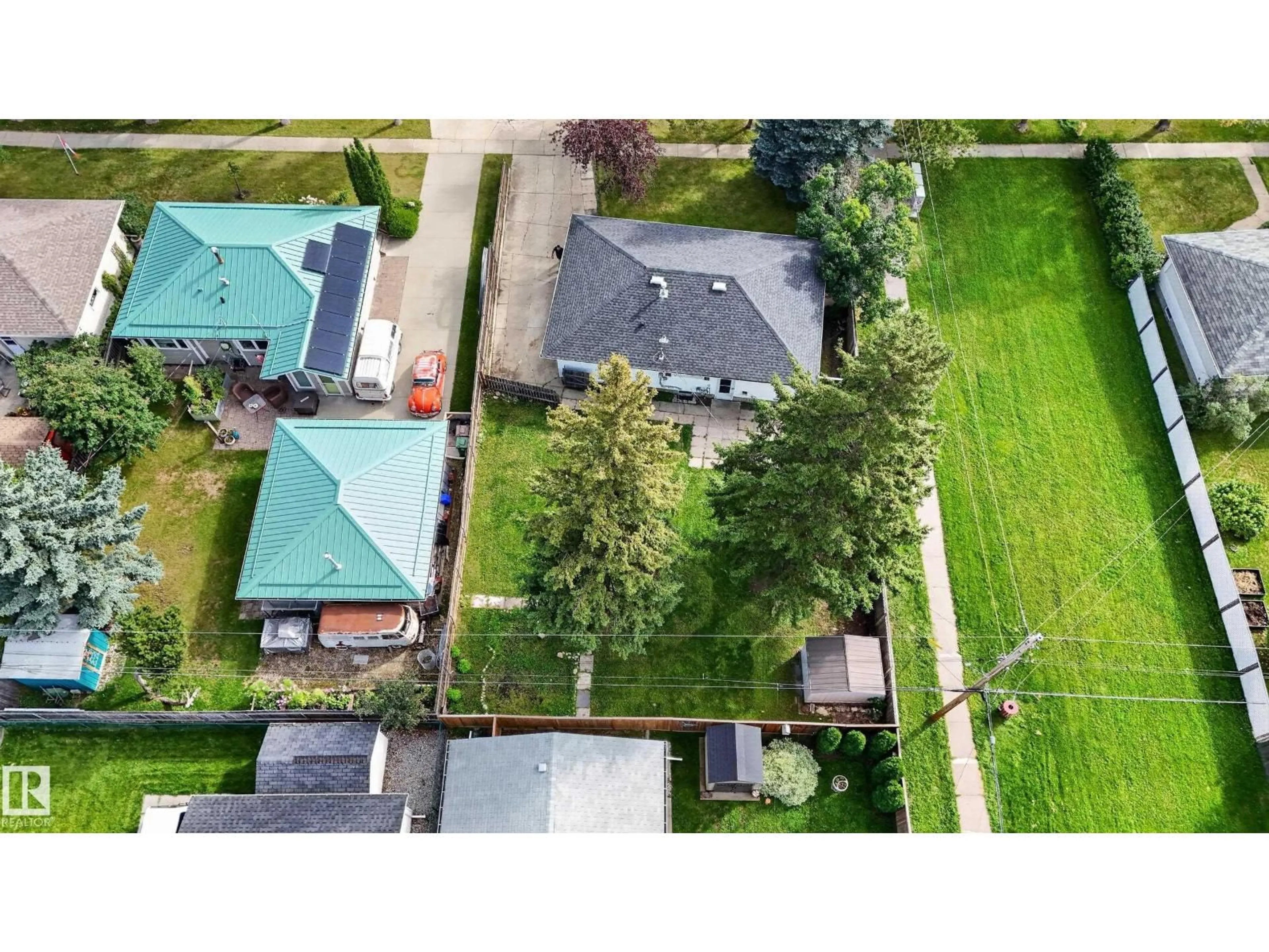 A pic from outside/outdoor area/front of a property/back of a property/a pic from drone, street for 2 GRANDORA CR, St. Albert Alberta T8N0T9