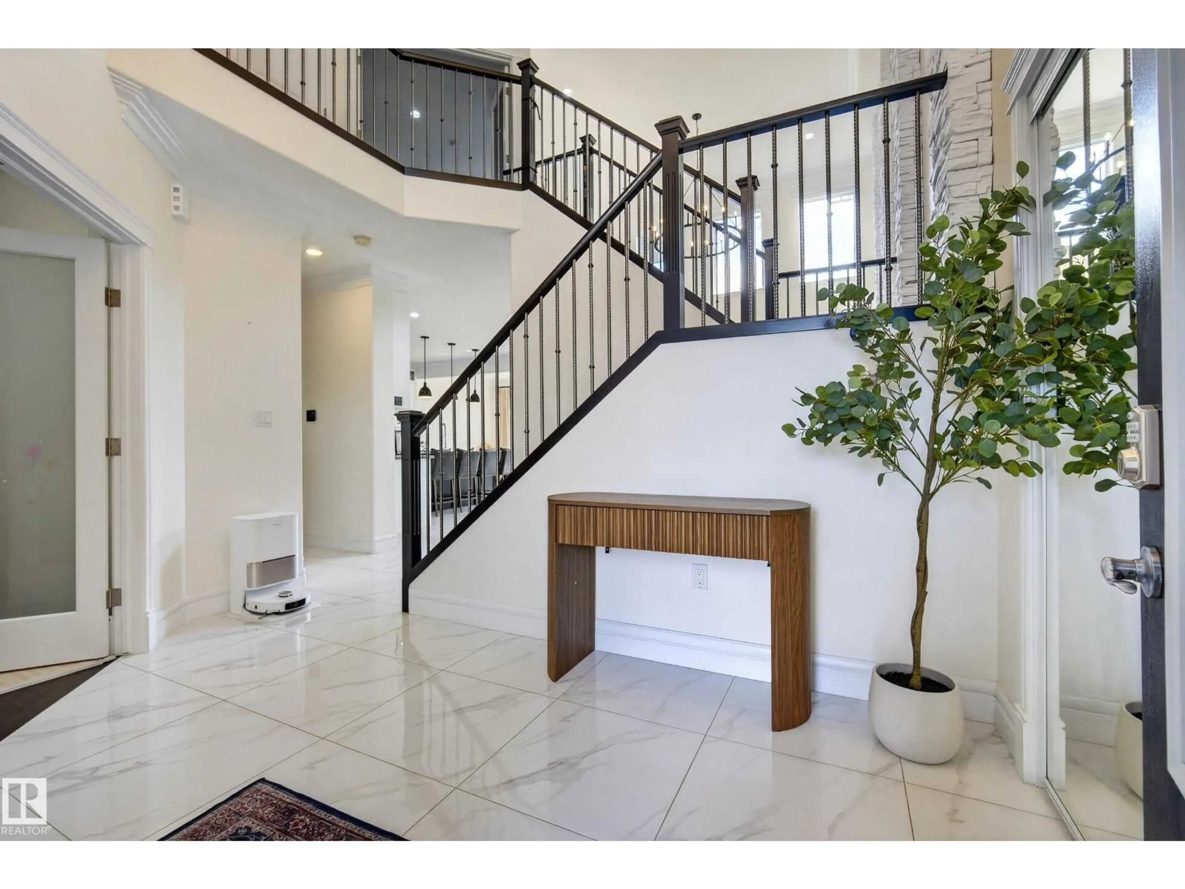 Indoor foyer for 2530 AMERONGEN CR, Edmonton Alberta T6W3C2