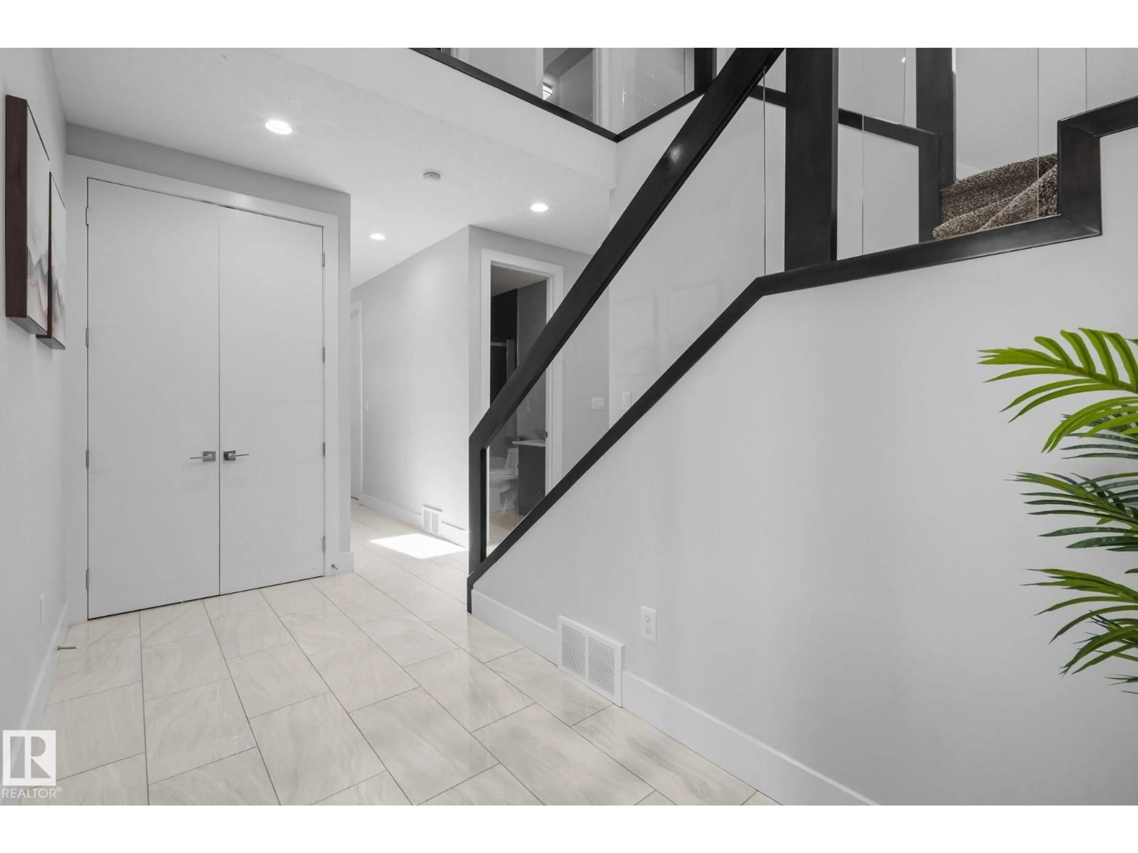 Indoor entryway for 2019 WARE RD, Edmonton Alberta T6W3G5