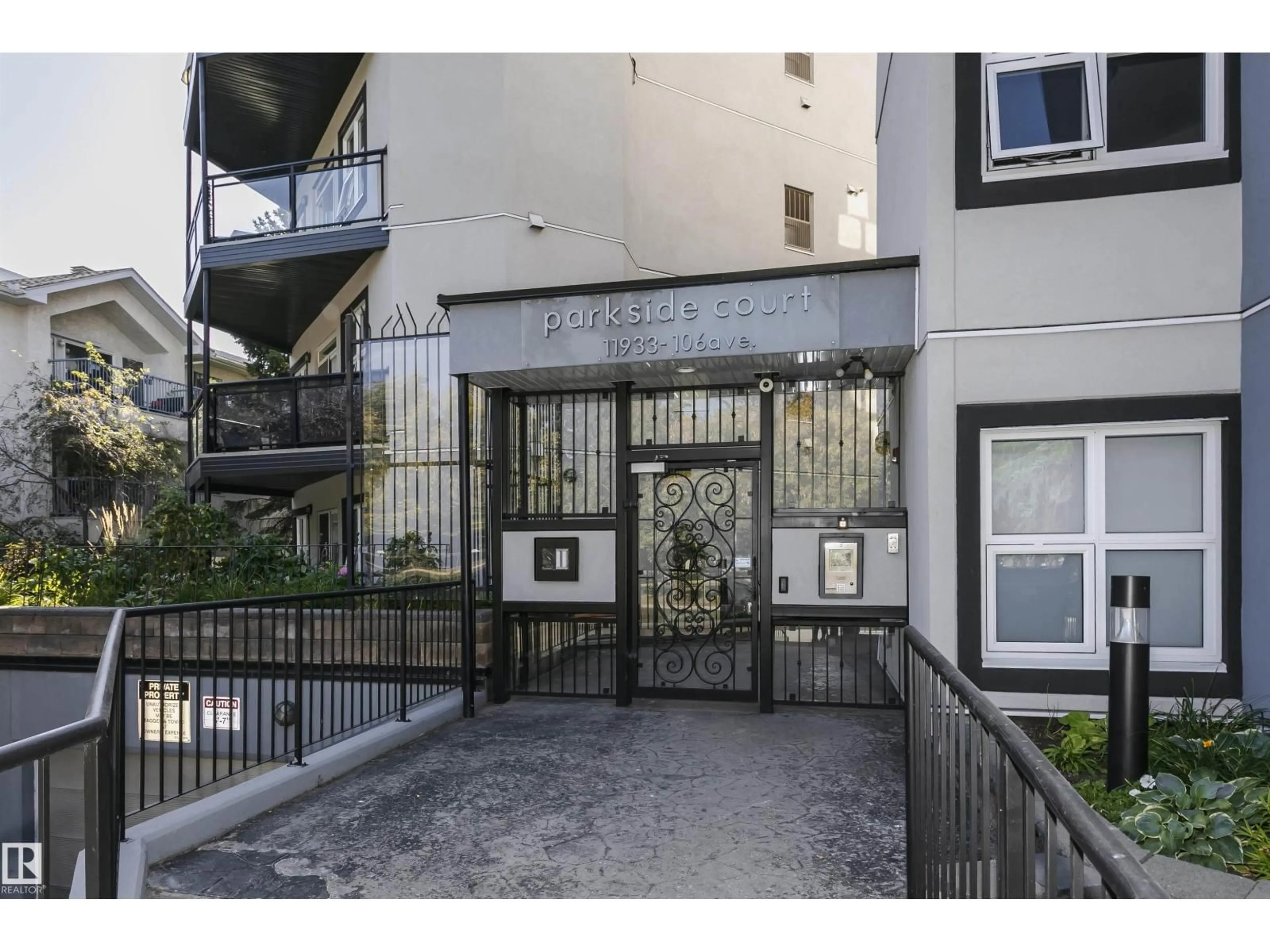Indoor foyer for #203 - 11933 106 AV, Edmonton Alberta T5H0S2