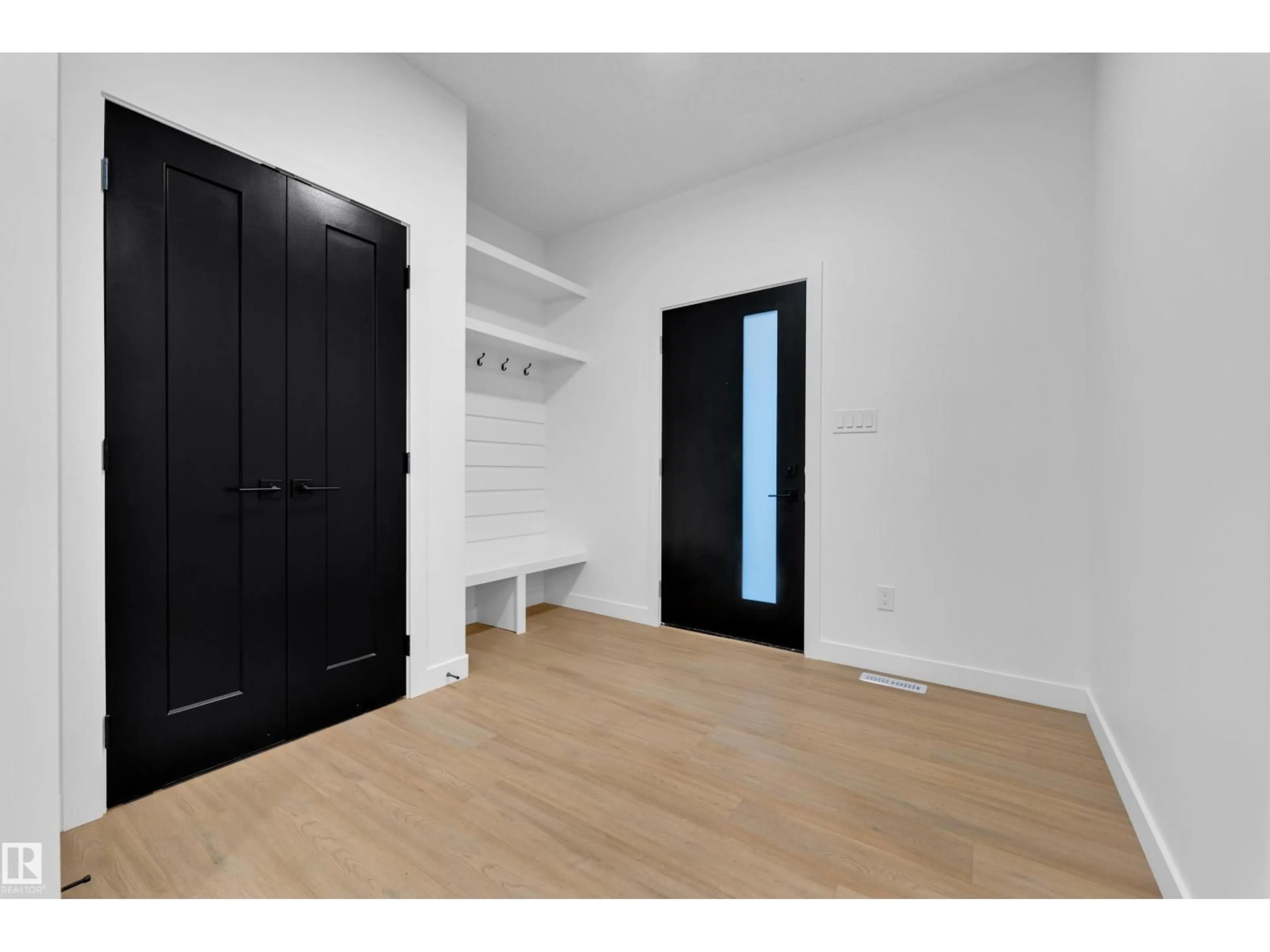 Indoor entryway for 32 GRAYSON GR, Stony Plain Alberta T7Z0P3