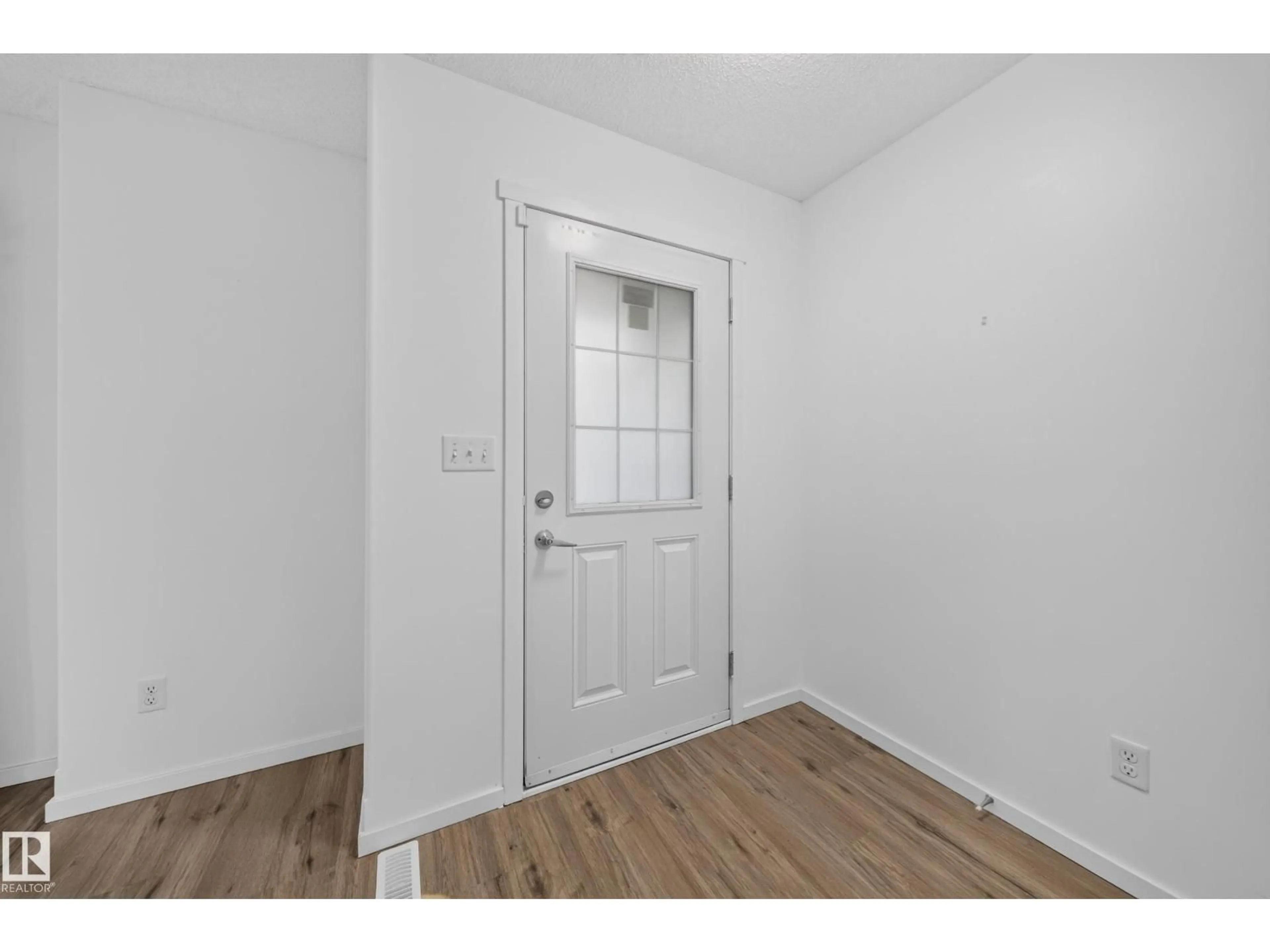 Indoor entryway for 2115 32 ST, Edmonton Alberta T6T0K4