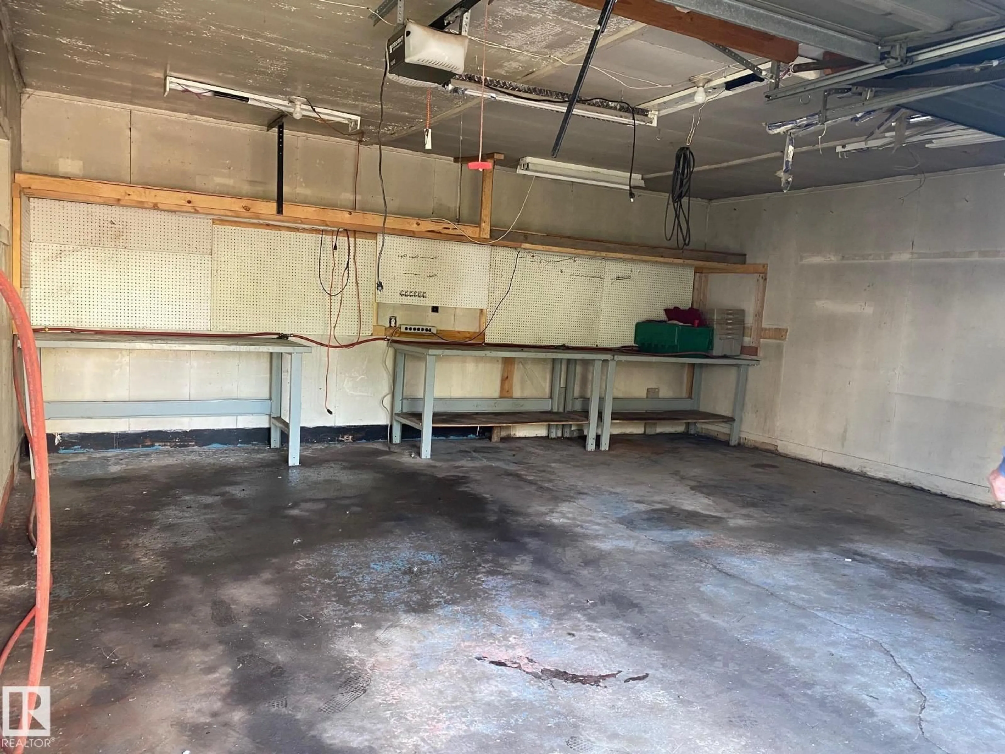 Indoor garage for 4008 55 ST, Wetaskiwin Alberta T9A1T4