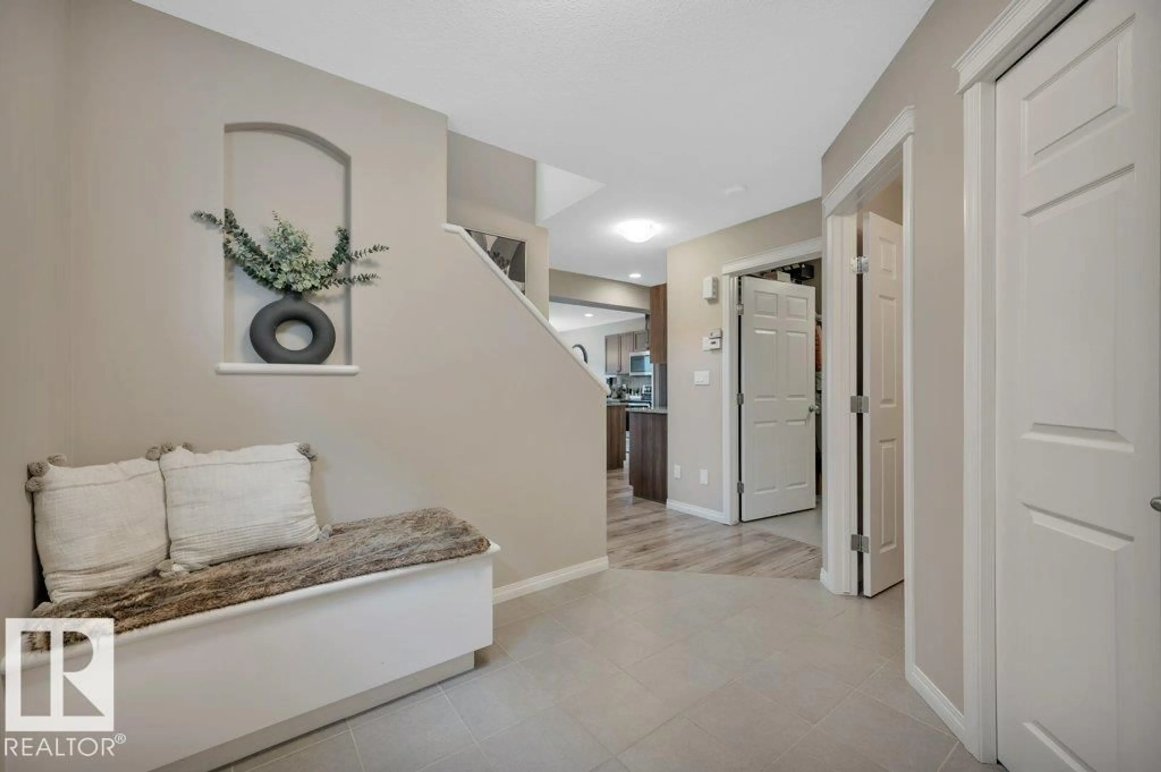 Indoor entryway for 20506 128 AV, Edmonton Alberta T5S0L8