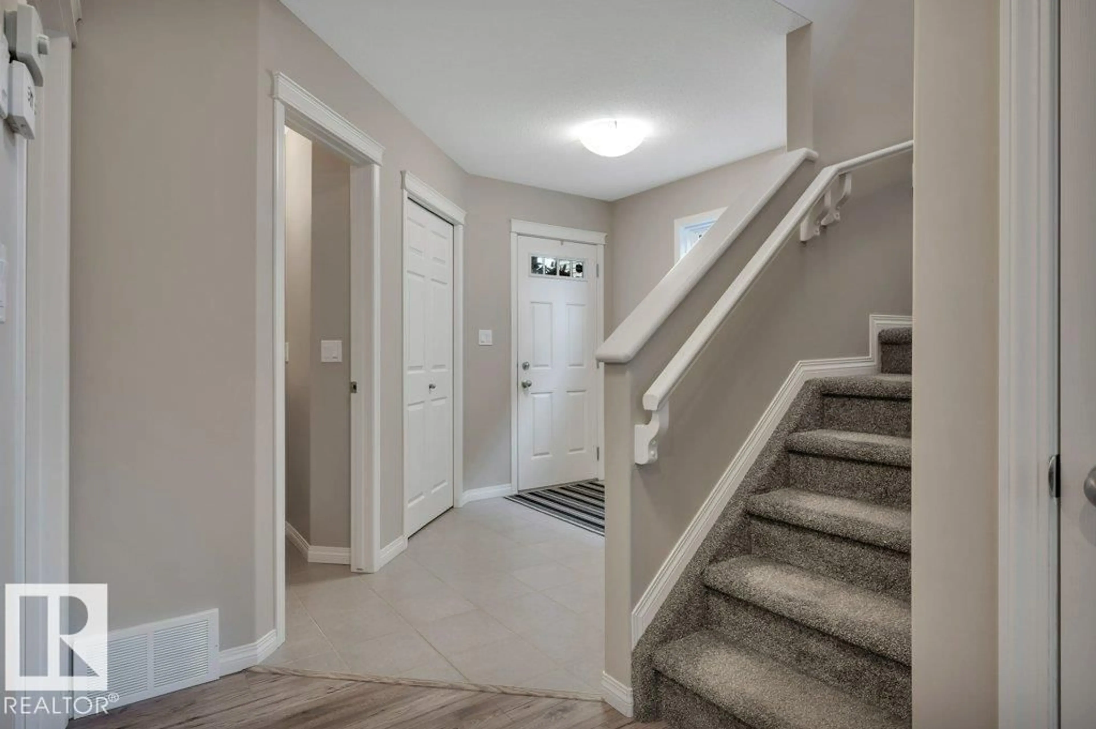 Indoor entryway for 20506 128 AV, Edmonton Alberta T5S0L8