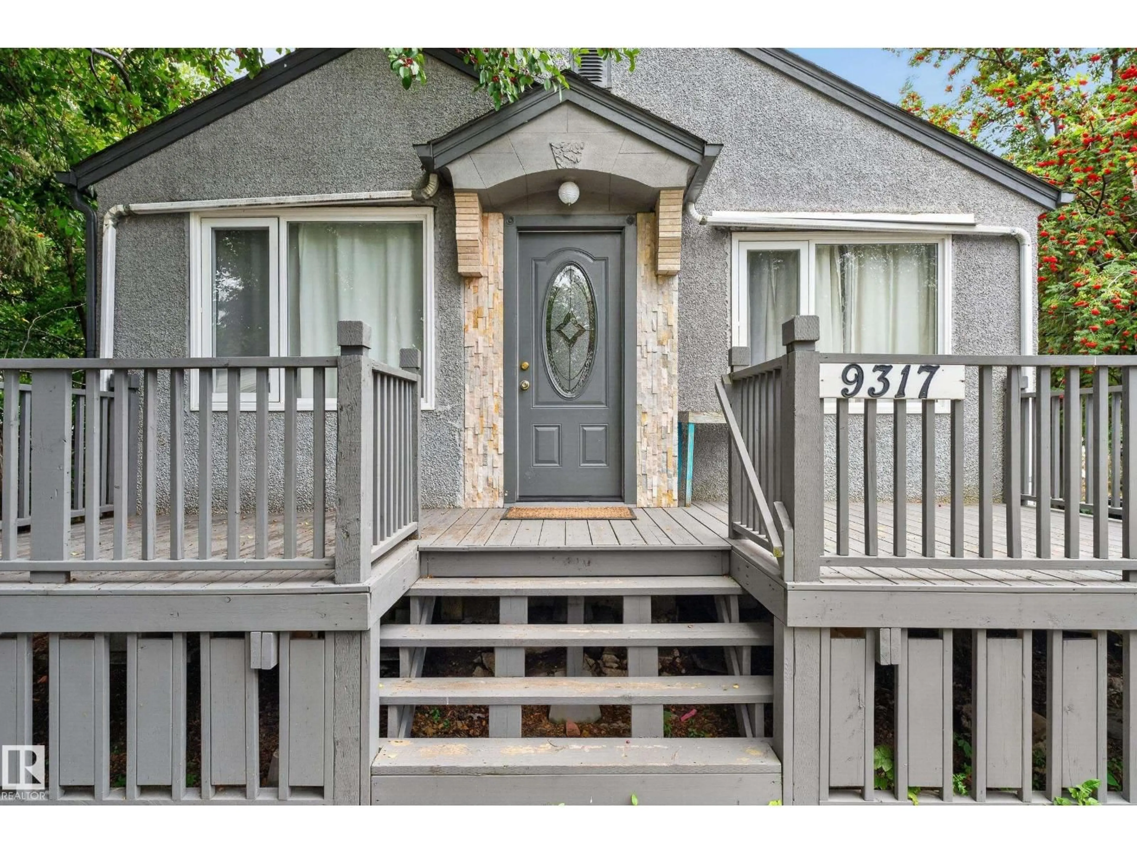 Indoor entryway for 9317 112 AV, Edmonton Alberta T5G0G5