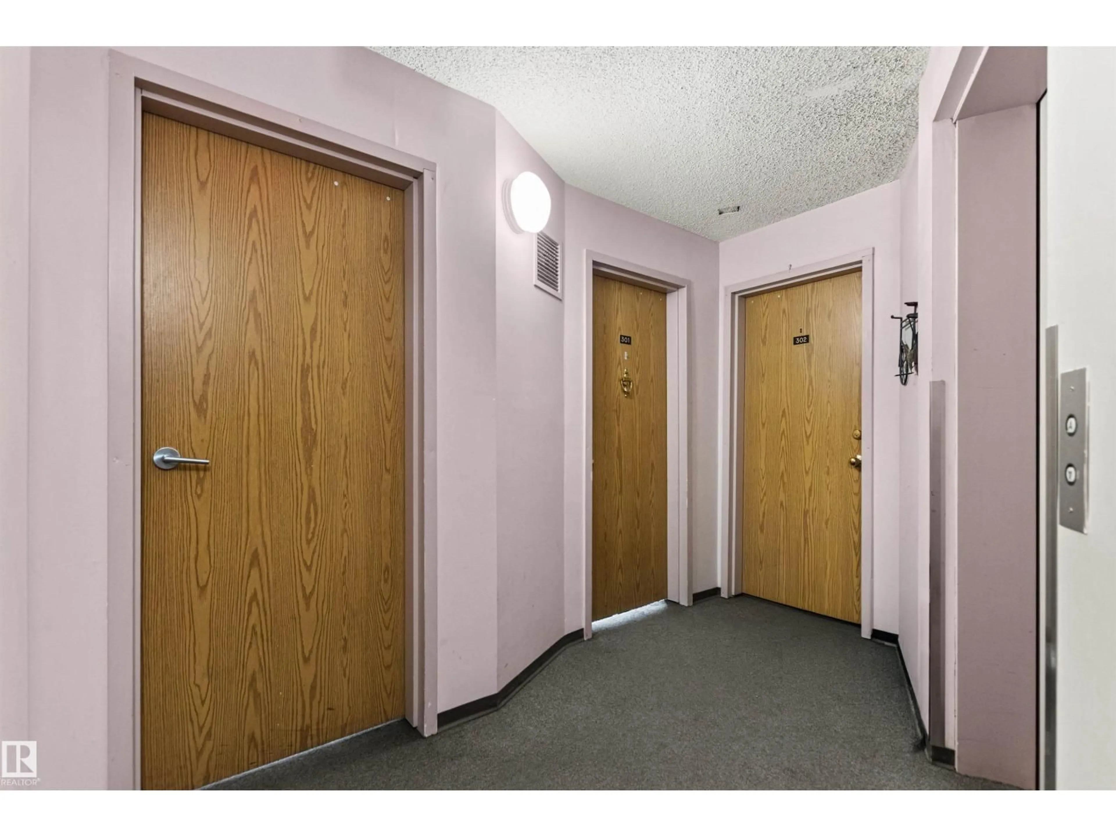 Indoor foyer for #301 - 9505 77 AV, Edmonton Alberta T6C0M3