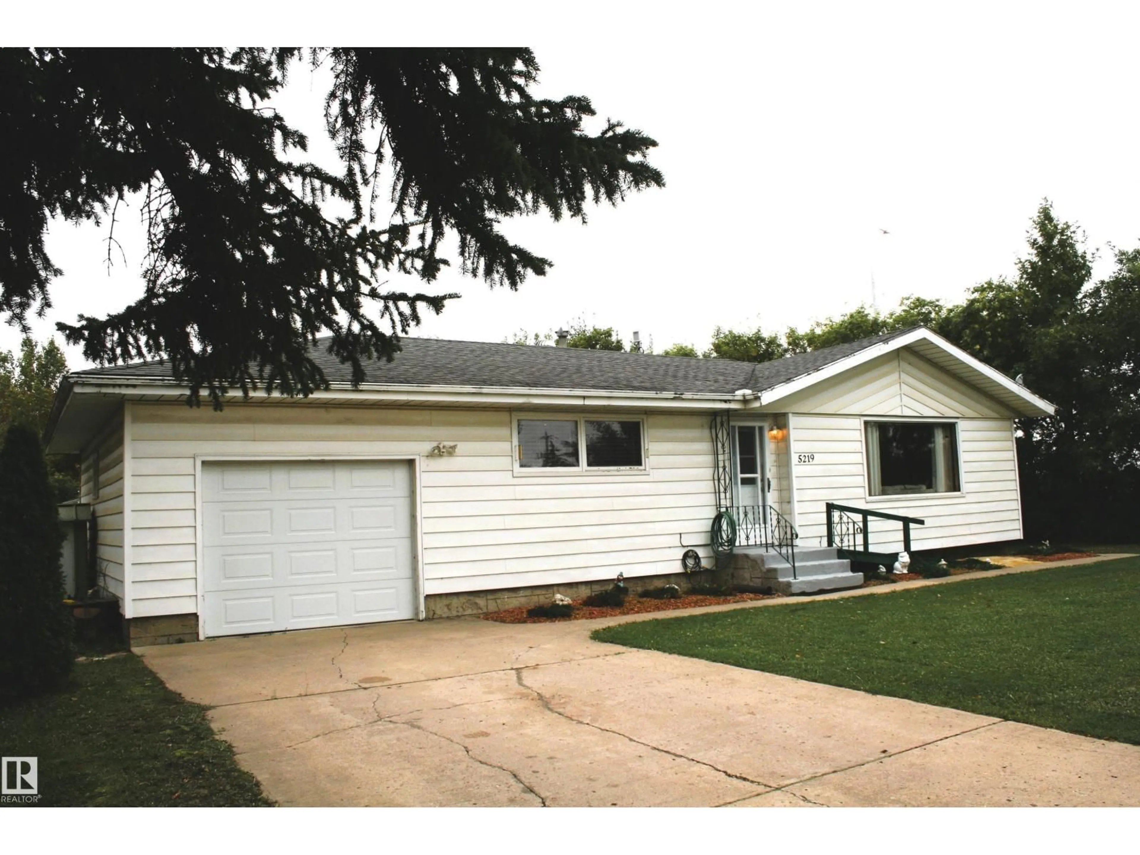 Home with vinyl exterior material, street for 5219 52 AVE, Viking Alberta T0B4N0