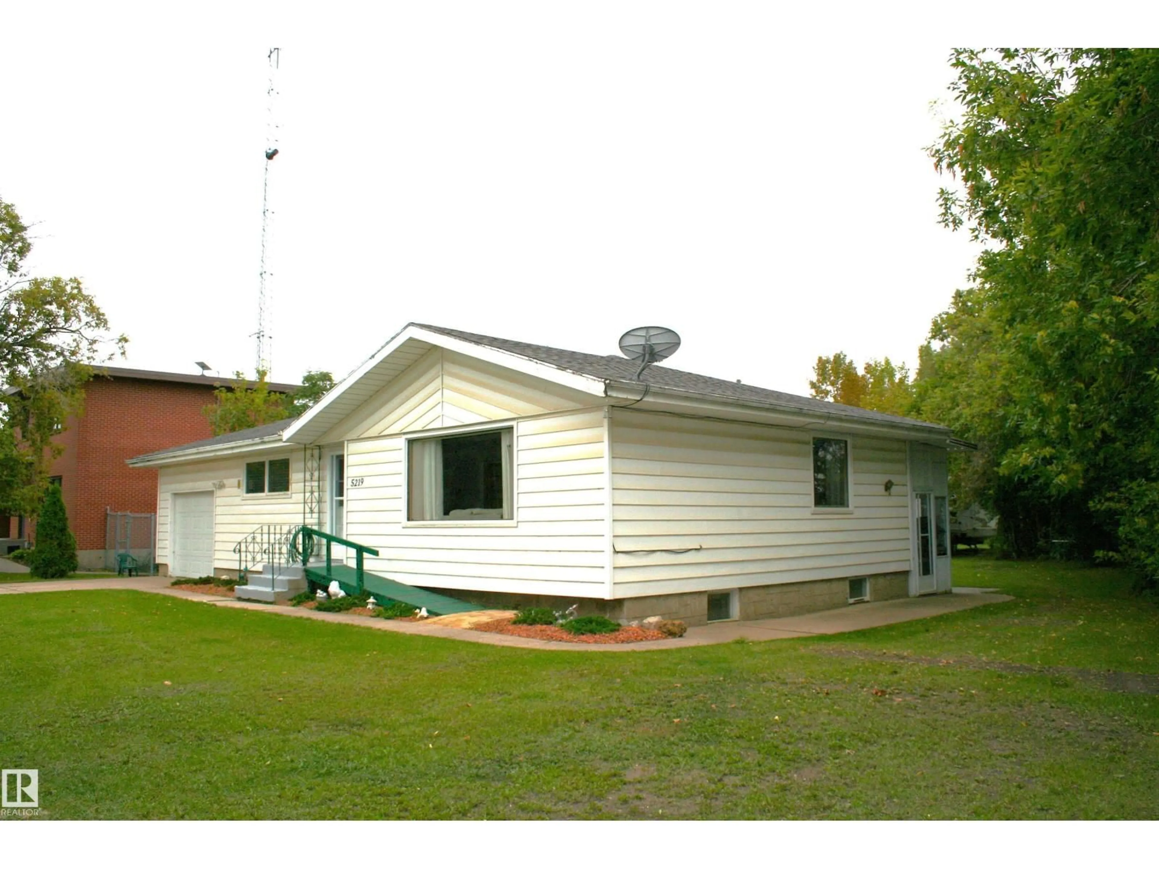 Home with vinyl exterior material, building for 5219 52 AVE, Viking Alberta T0B4N0
