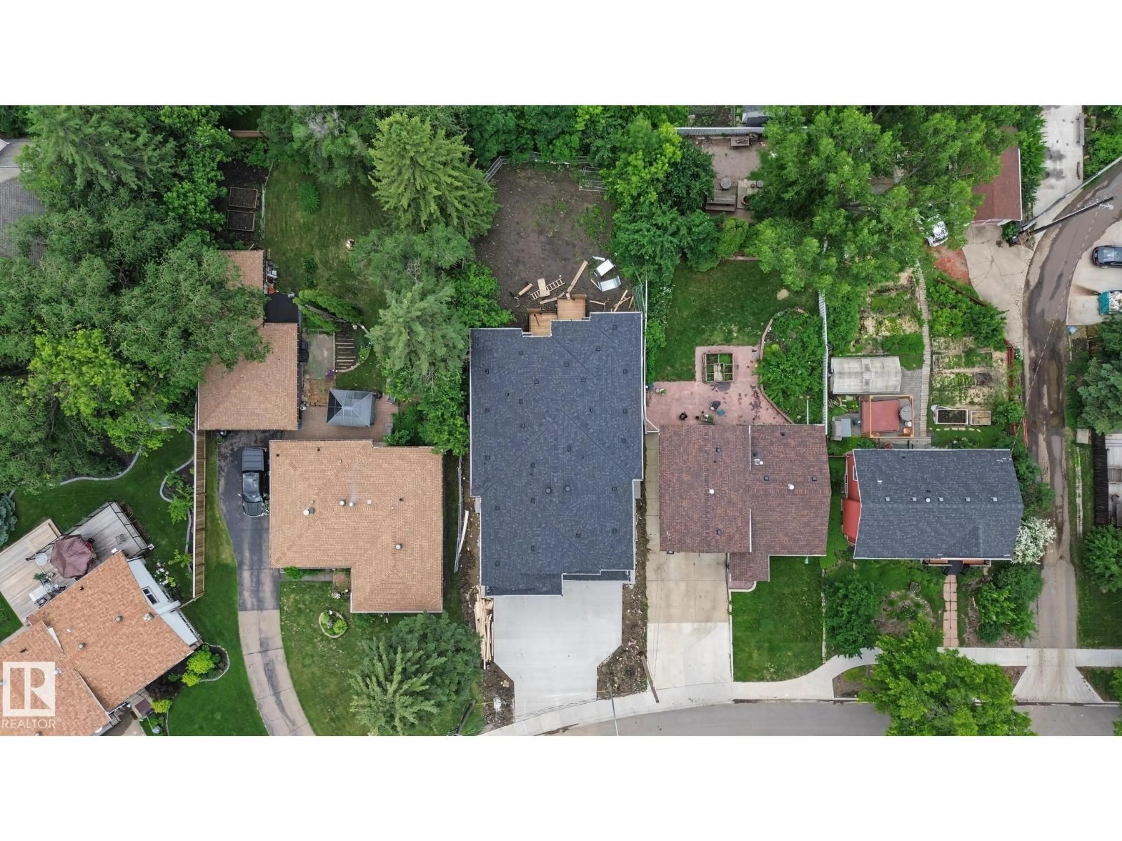 A pic from outside/outdoor area/front of a property/back of a property/a pic from drone, street for 10619 60A AV, Edmonton Alberta T6H1K5