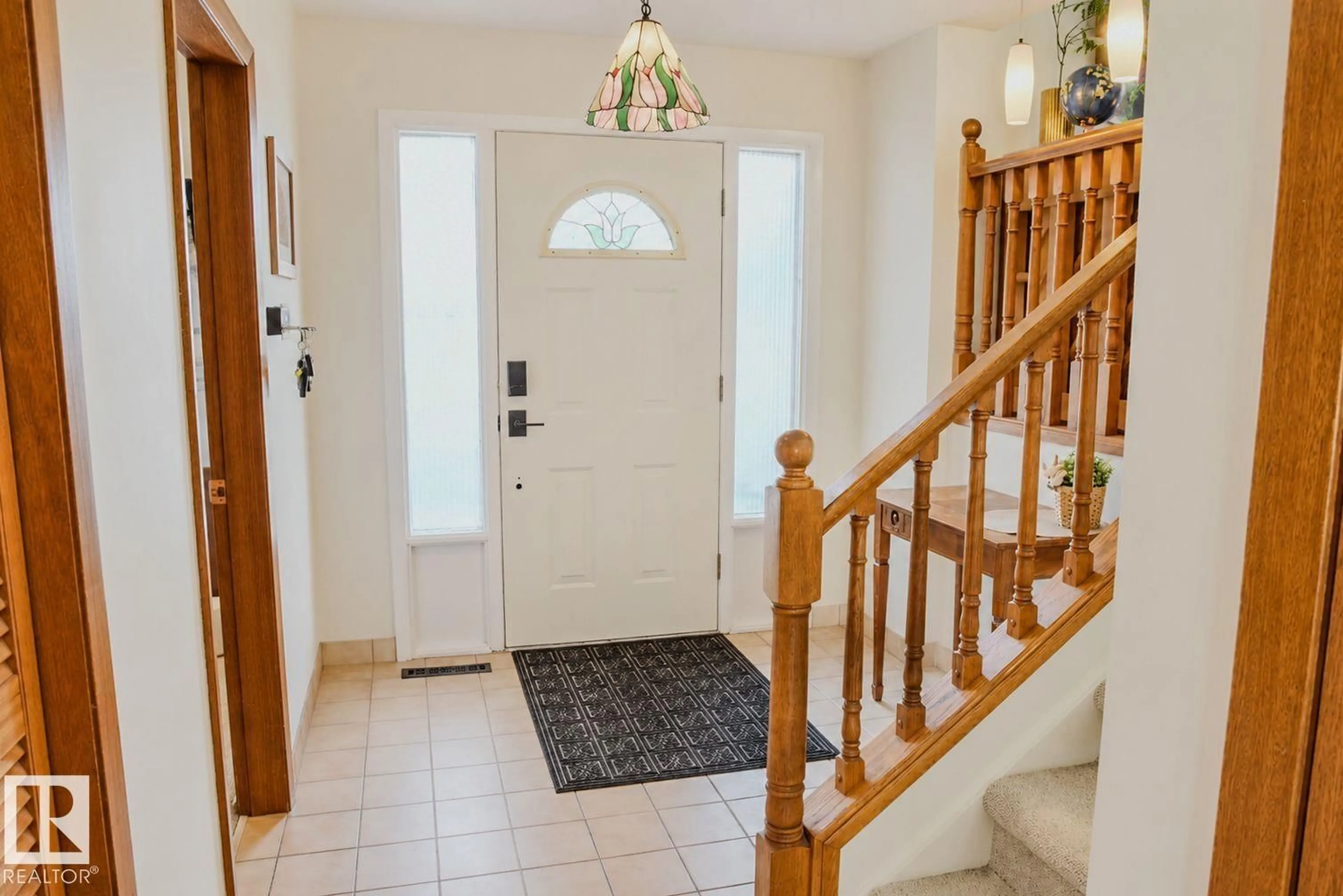 Indoor entryway for 3911 117 ST NW, Edmonton Alberta T6J1S8