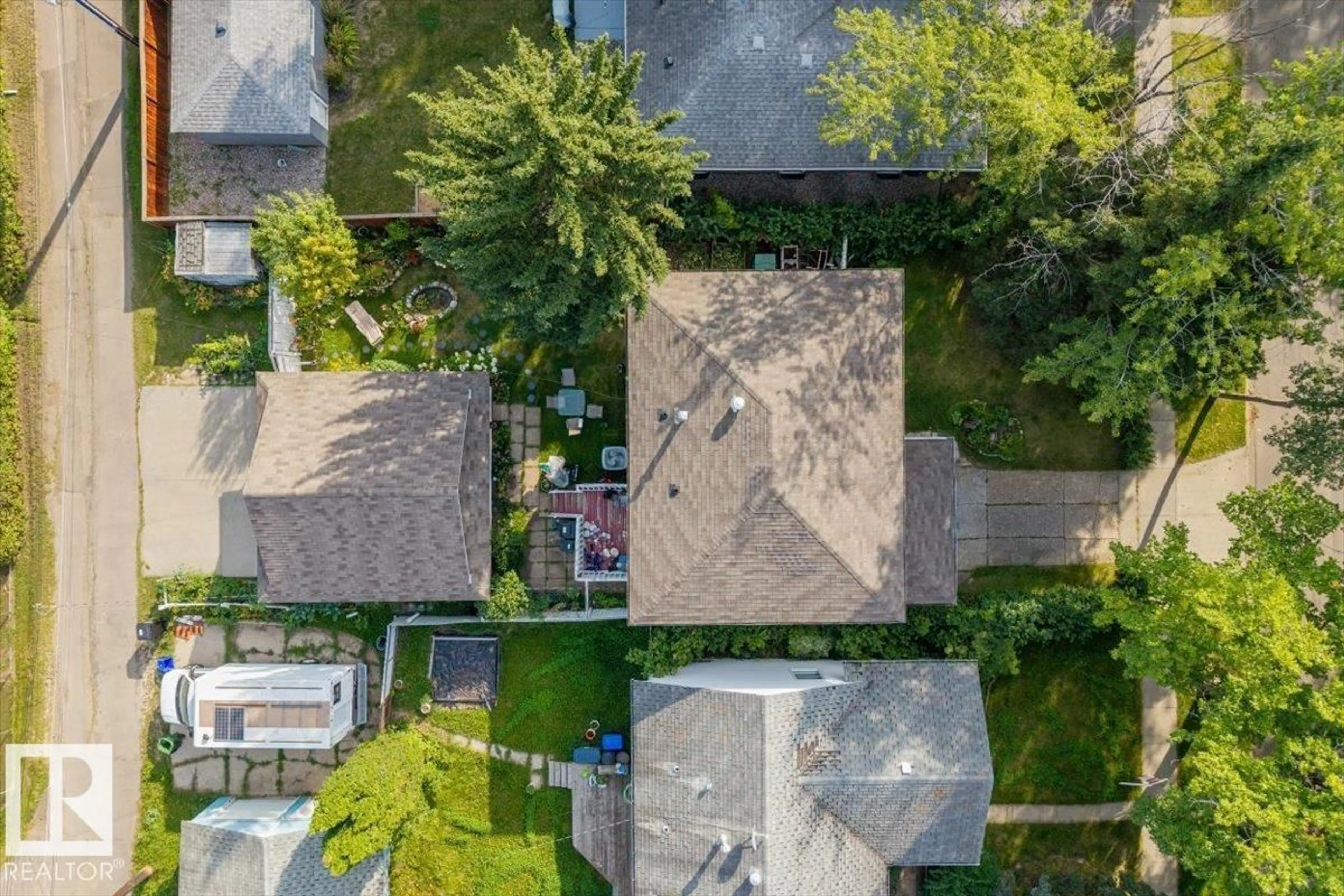 A pic from outside/outdoor area/front of a property/back of a property/a pic from drone, street for 14608 93 AV, Edmonton Alberta T5R5G6