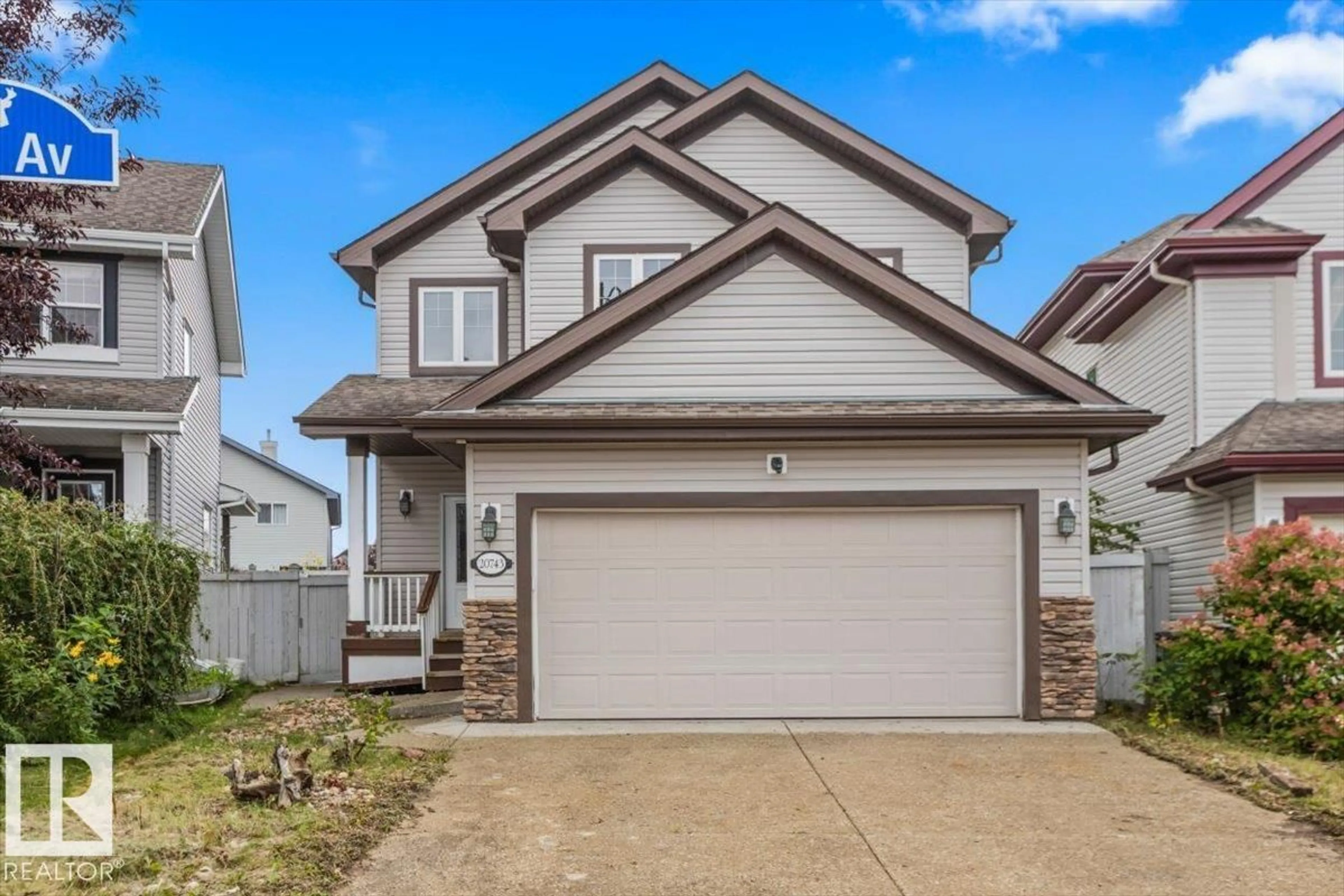 Home with vinyl exterior material, street for 20743 56 AV, Edmonton Alberta T6M0B7
