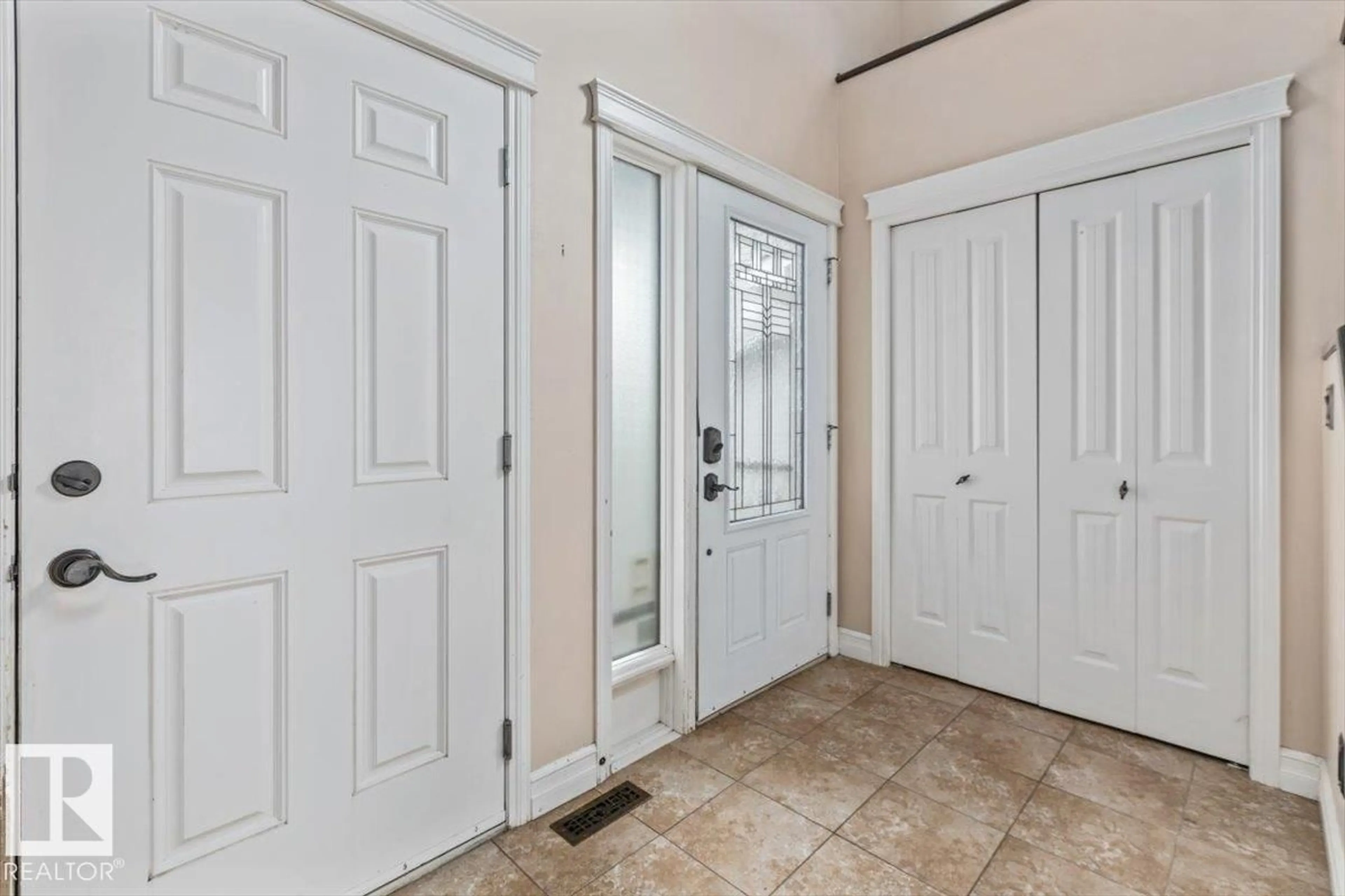 Indoor entryway for 20743 56 AV, Edmonton Alberta T6M0B7