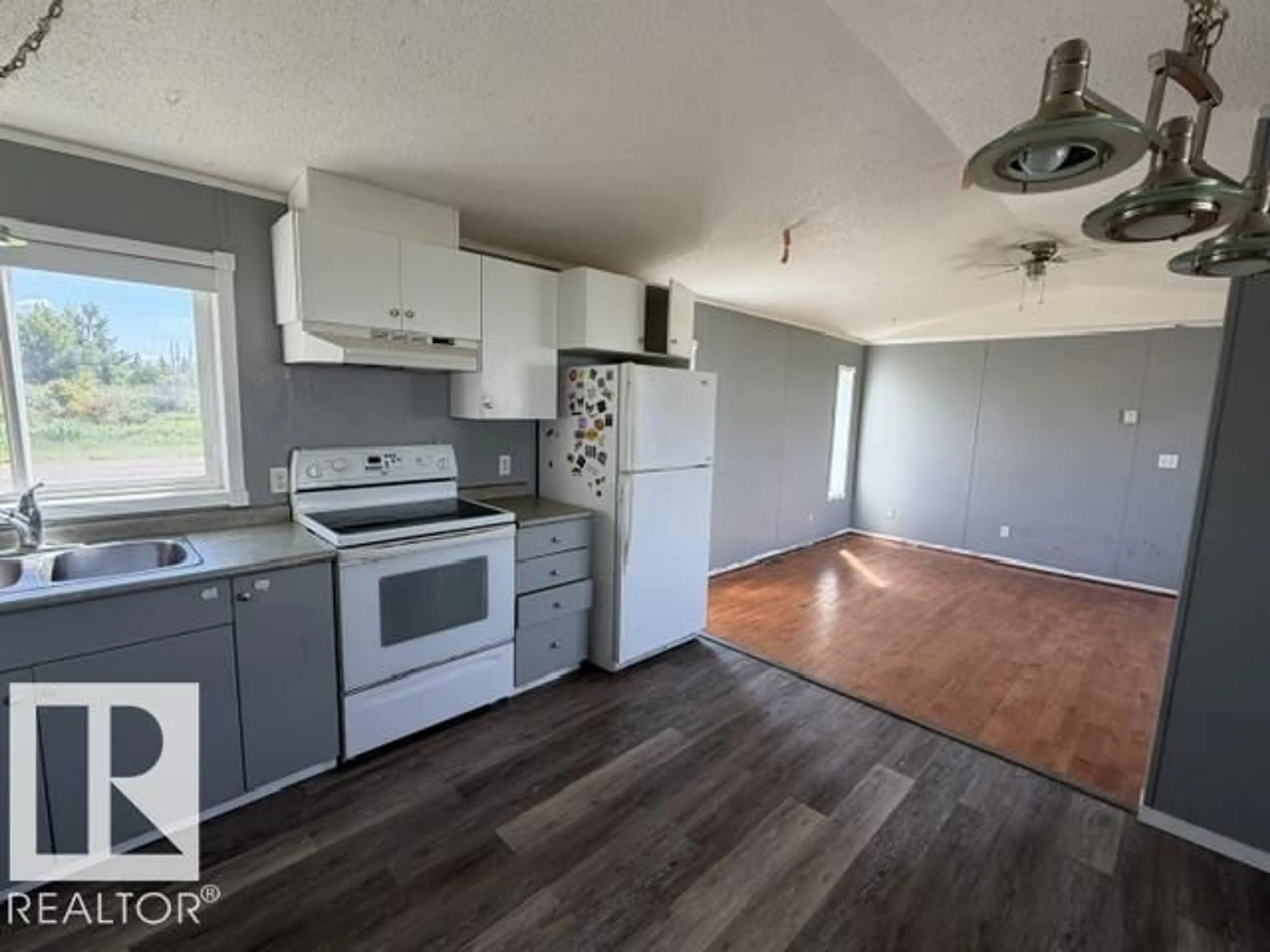 A pic of a room for 4801 50 ST, Radway Alberta T0A2V0
