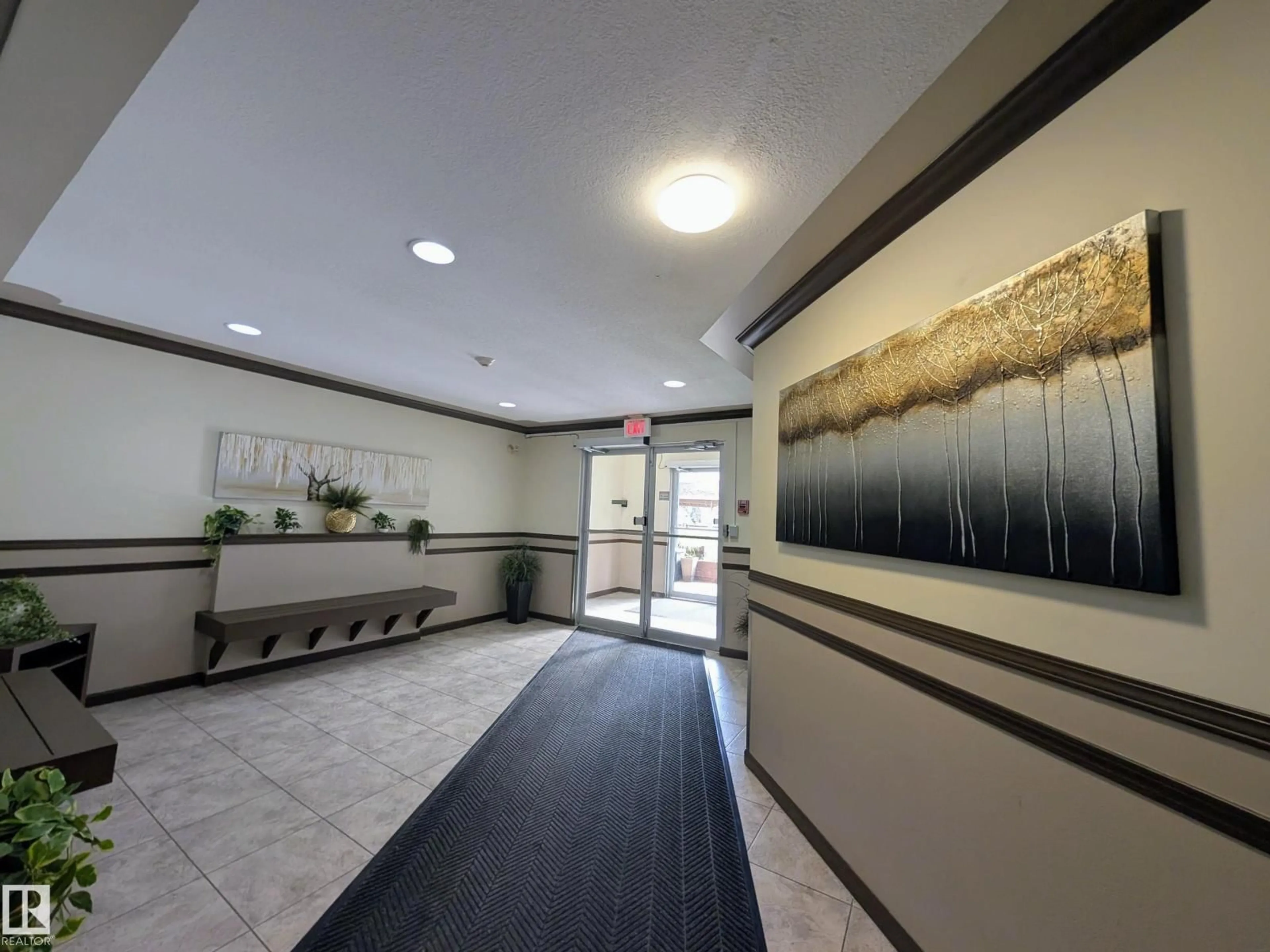 Indoor foyer for 310 17467 98A AV NW, Edmonton Alberta T5T6E9