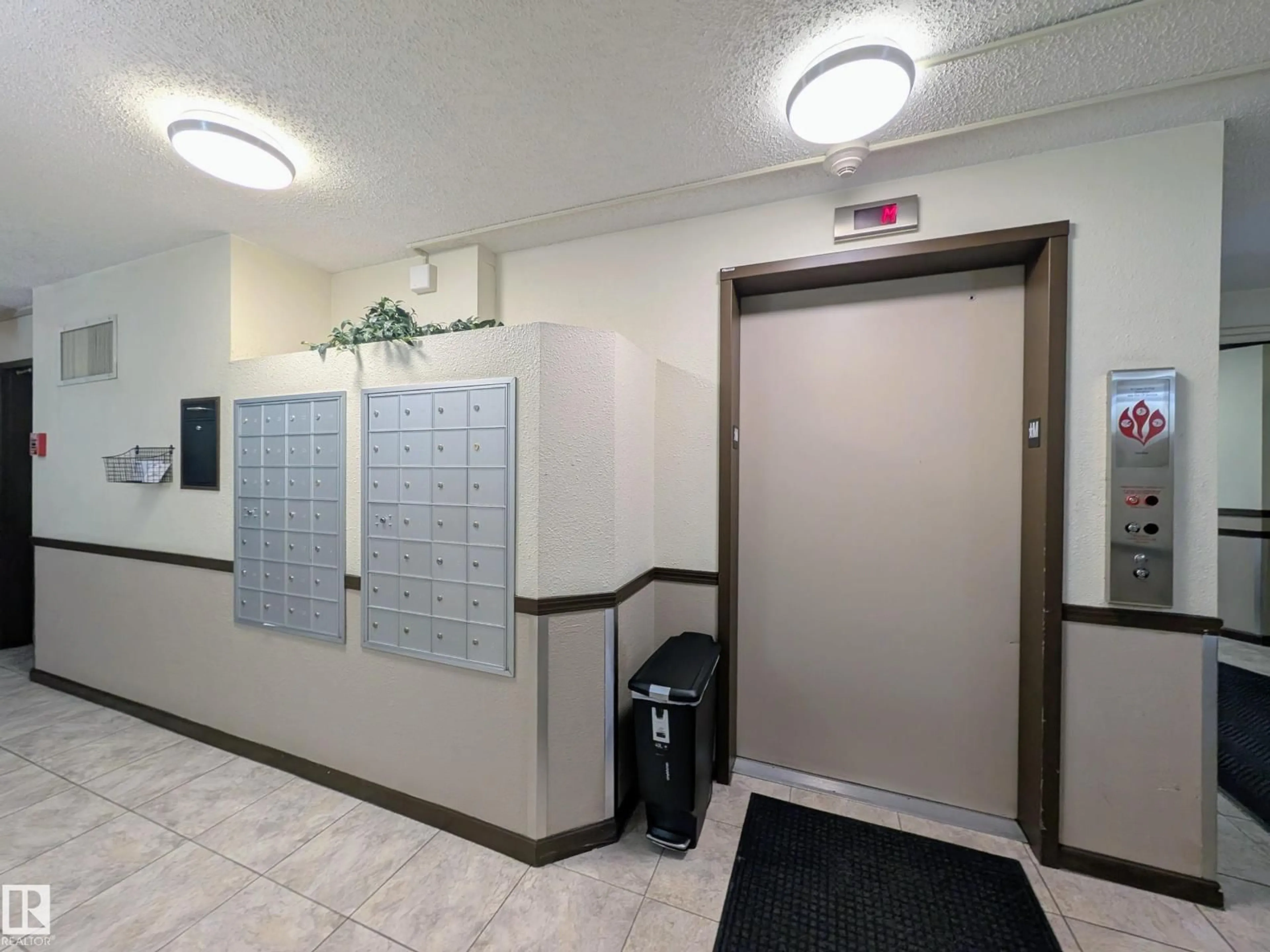 Indoor foyer for 310 17467 98A AV NW, Edmonton Alberta T5T6E9