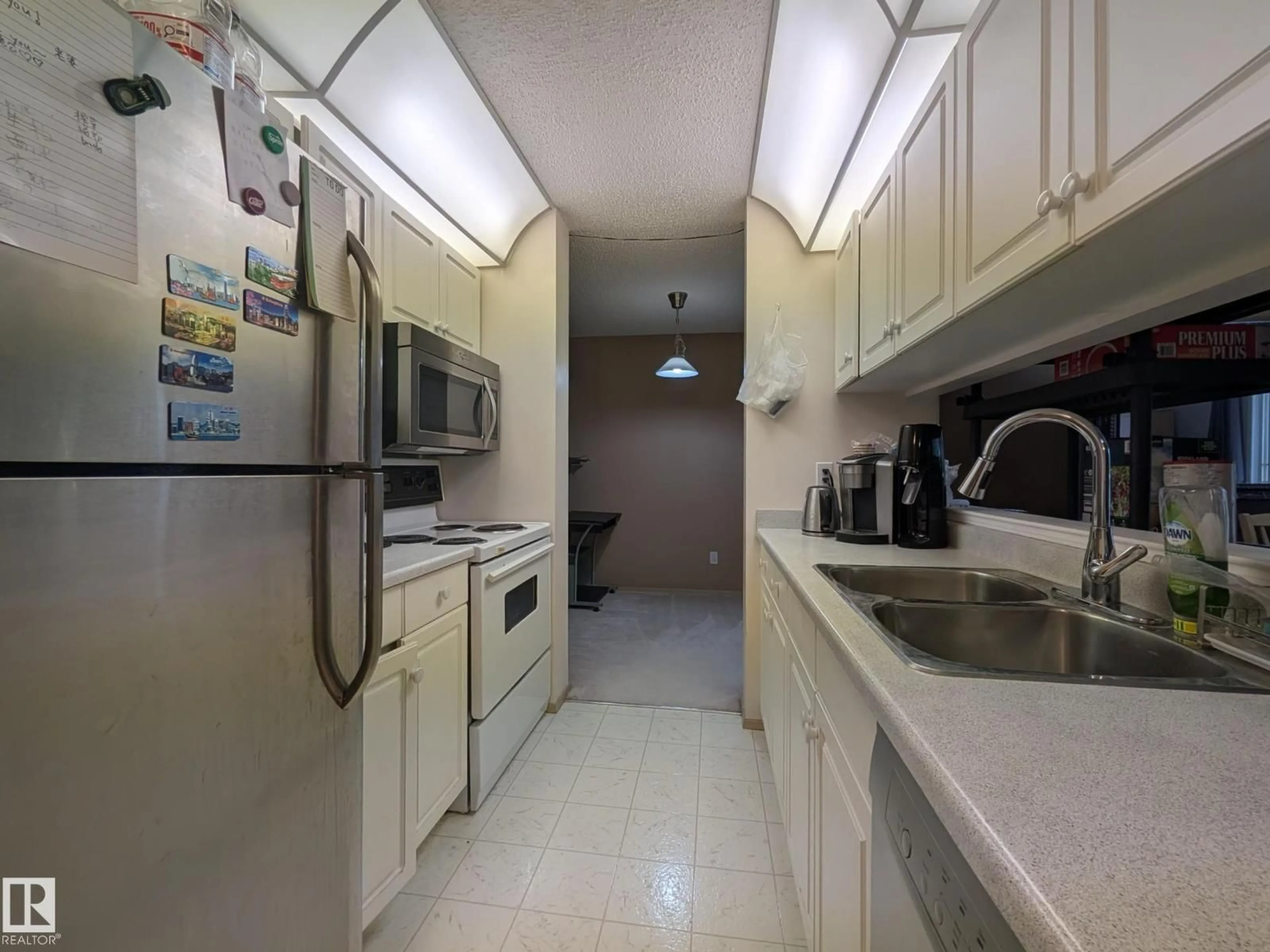 Standard kitchen, unknown for 310 17467 98A AV NW, Edmonton Alberta T5T6E9