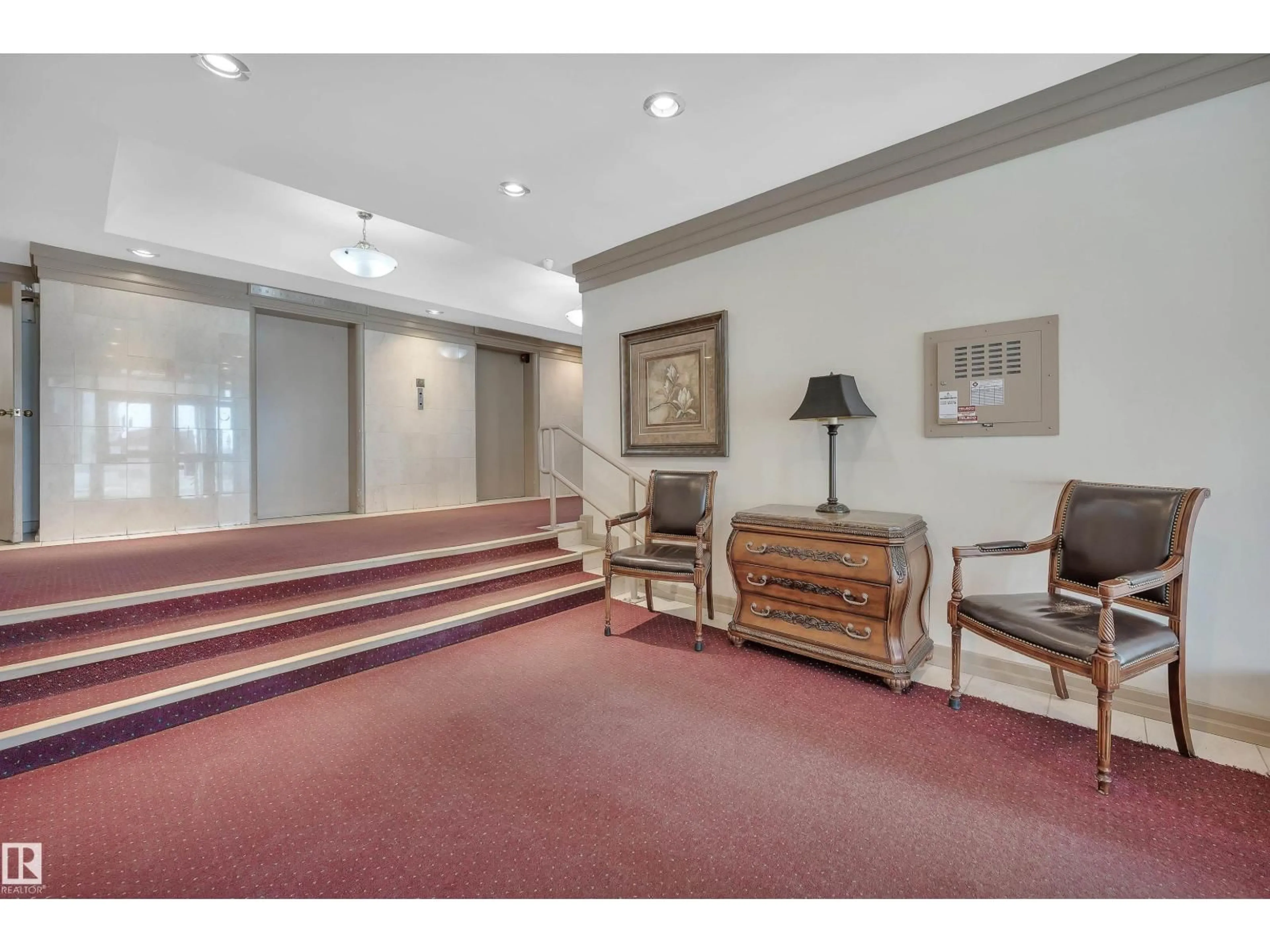 Indoor foyer for 205 - 9835 113 ST, Edmonton Alberta T5K1N4