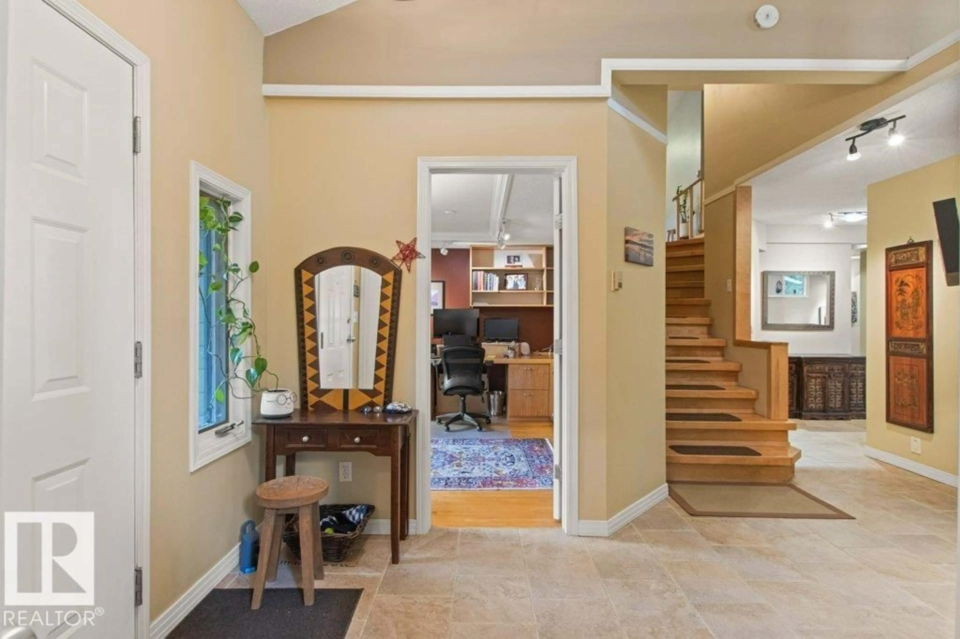 Indoor entryway for 5607 107 ST, Edmonton Alberta T6H2X6