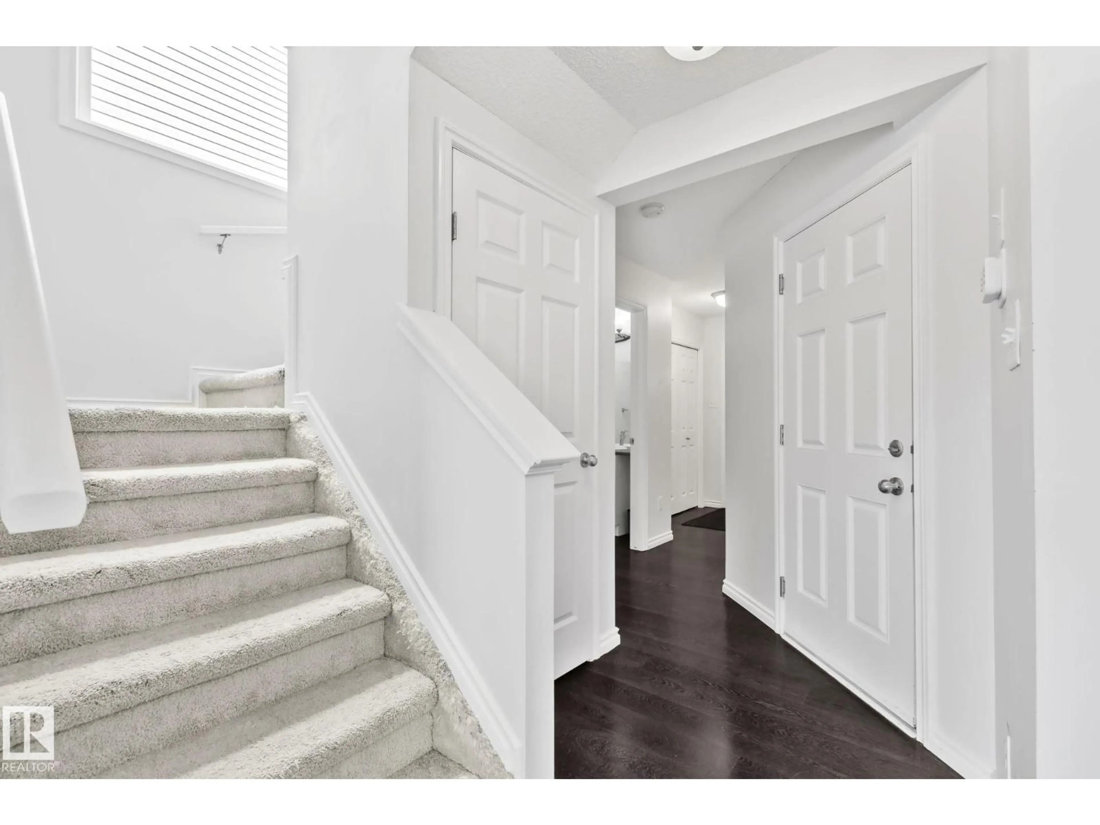 Indoor entryway for 9523 SIMPSON CT, Edmonton Alberta T6R0T8