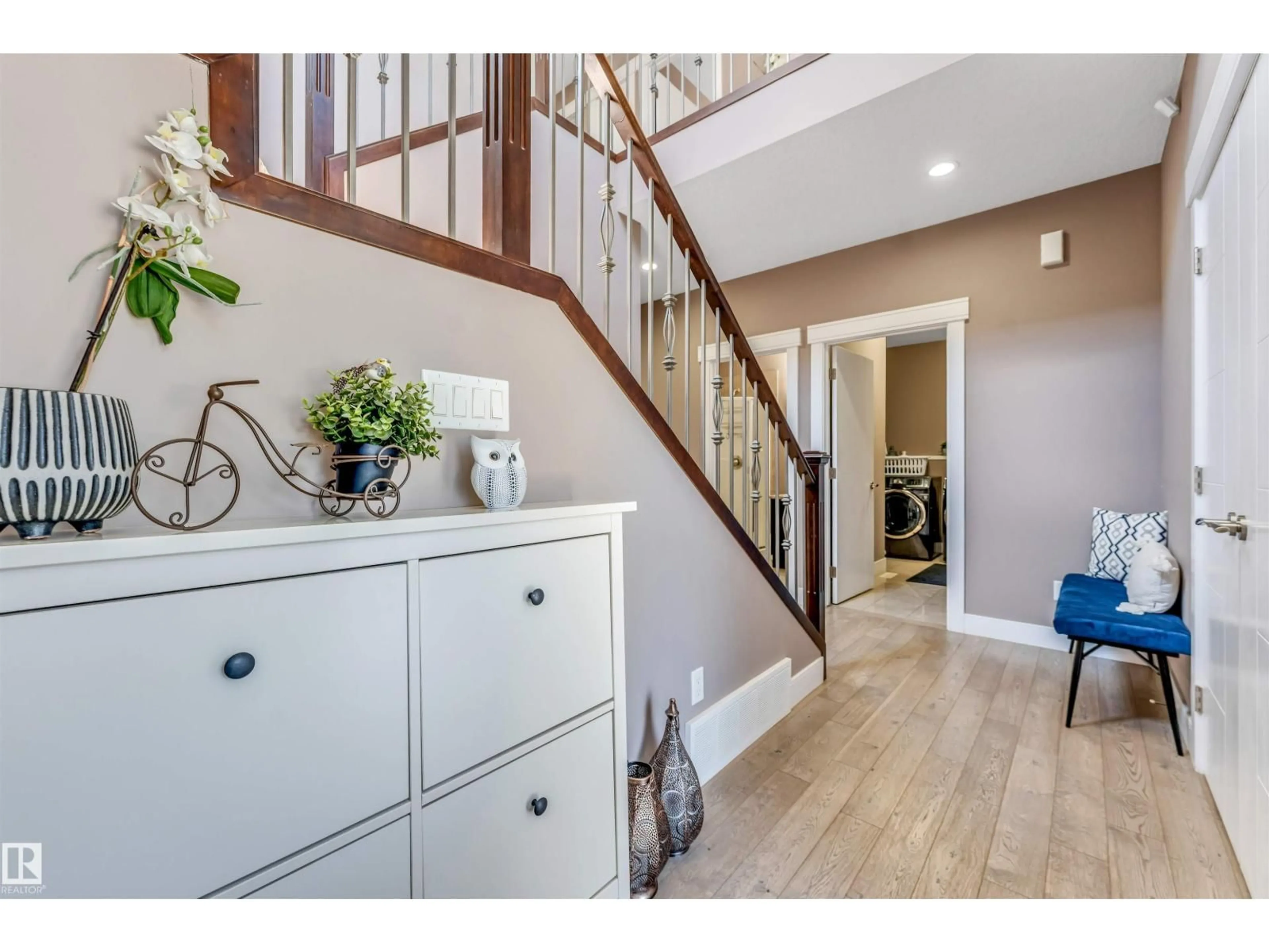 Indoor entryway for 3819 CLAXTON CL, Edmonton Alberta T6W1Y5