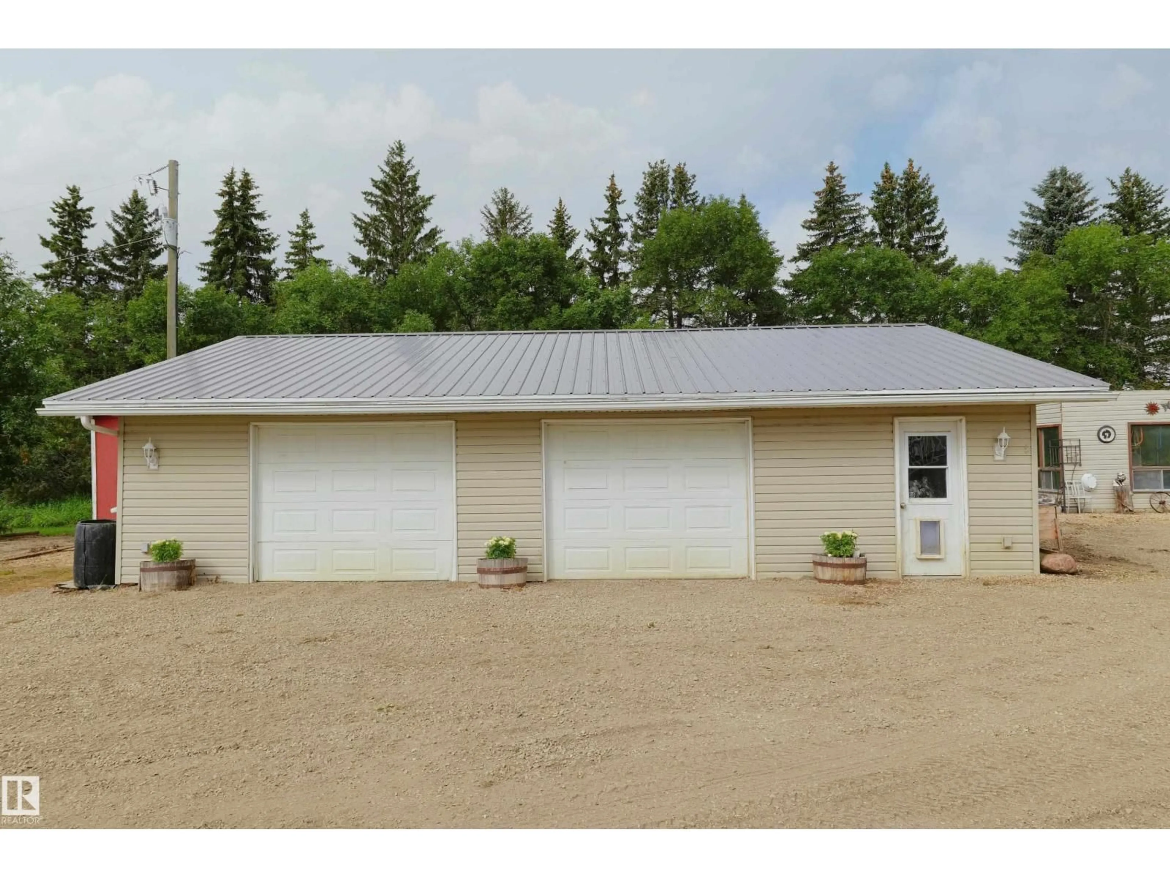 Indoor garage for 6006 TWP RD 602, Rural Barrhead County Alberta T7N1N3