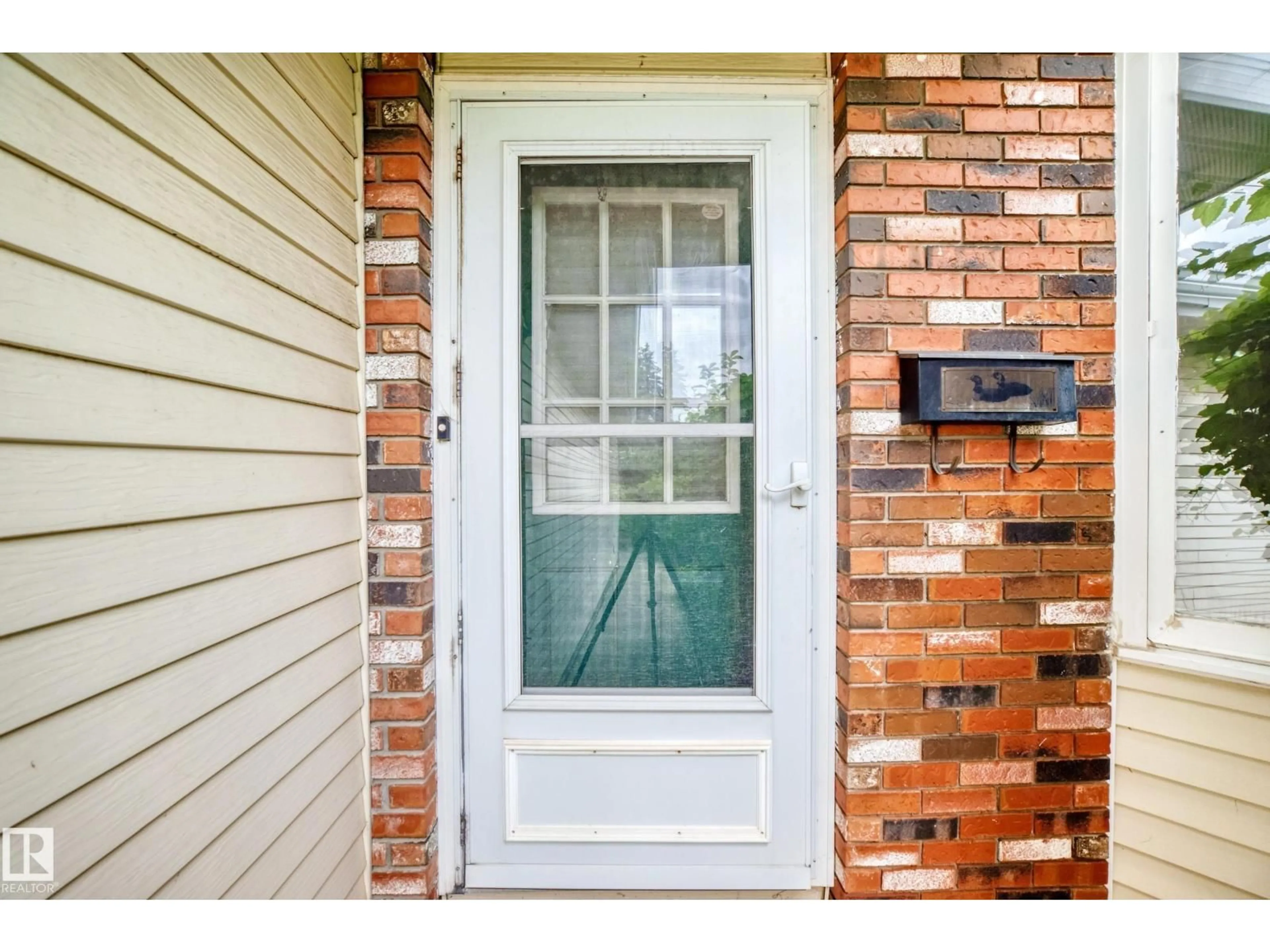 Indoor entryway for 17915 99A AV, Edmonton Alberta T5T3P9