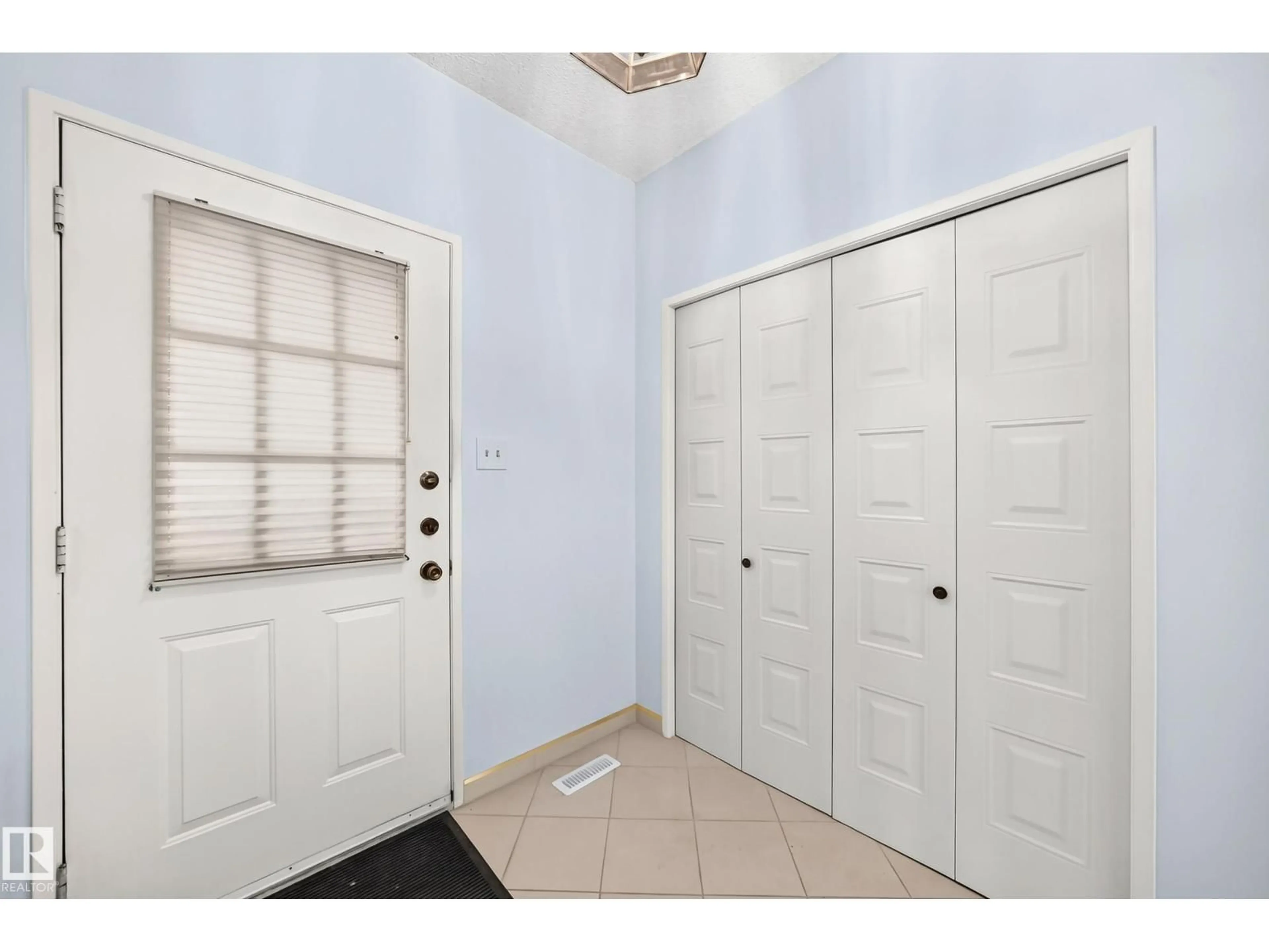Indoor entryway for 17915 99A AV, Edmonton Alberta T5T3P9