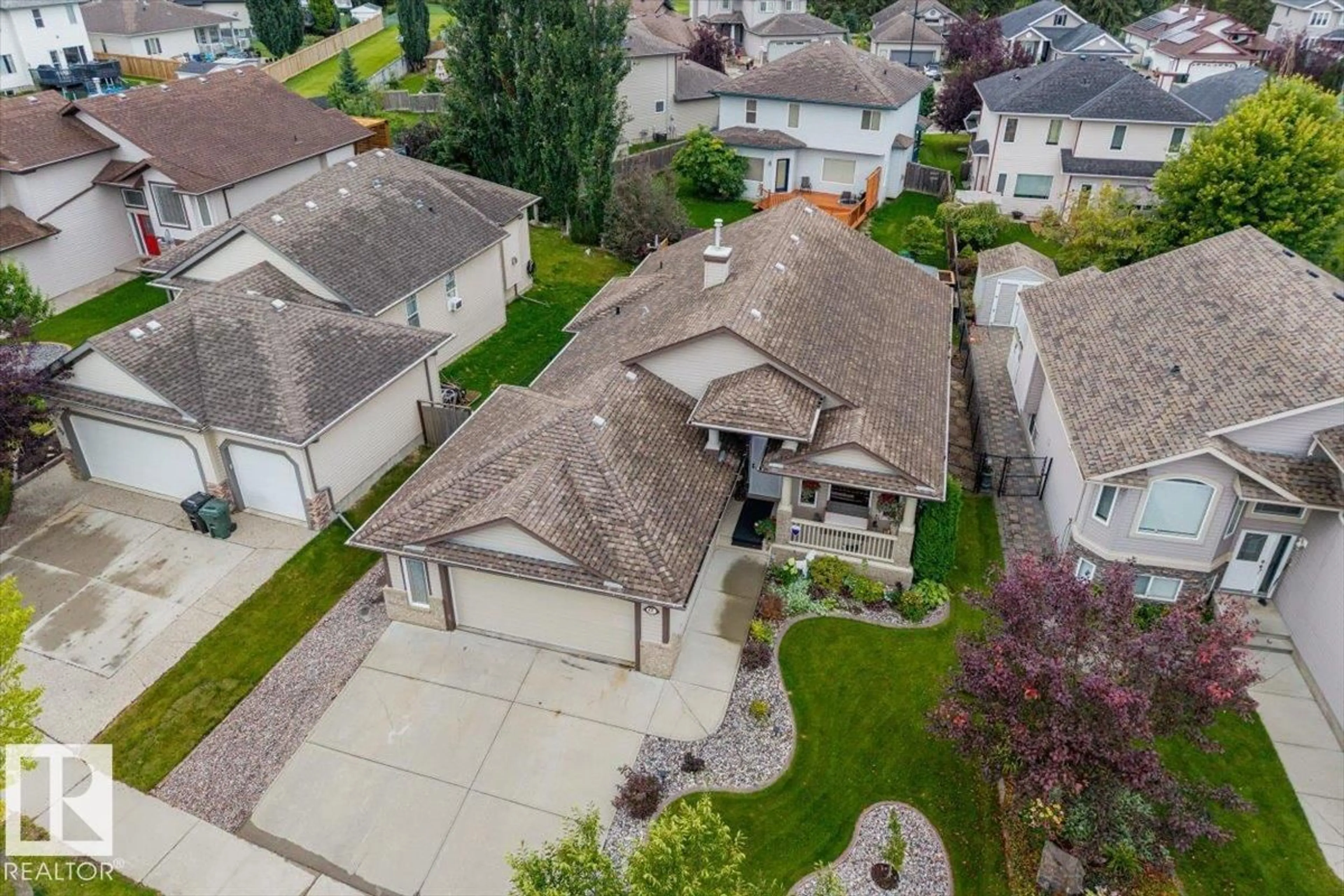 A pic from outside/outdoor area/front of a property/back of a property/a pic from drone, street for 61 LINKSIDE BV, Spruce Grove Alberta T7X4A6