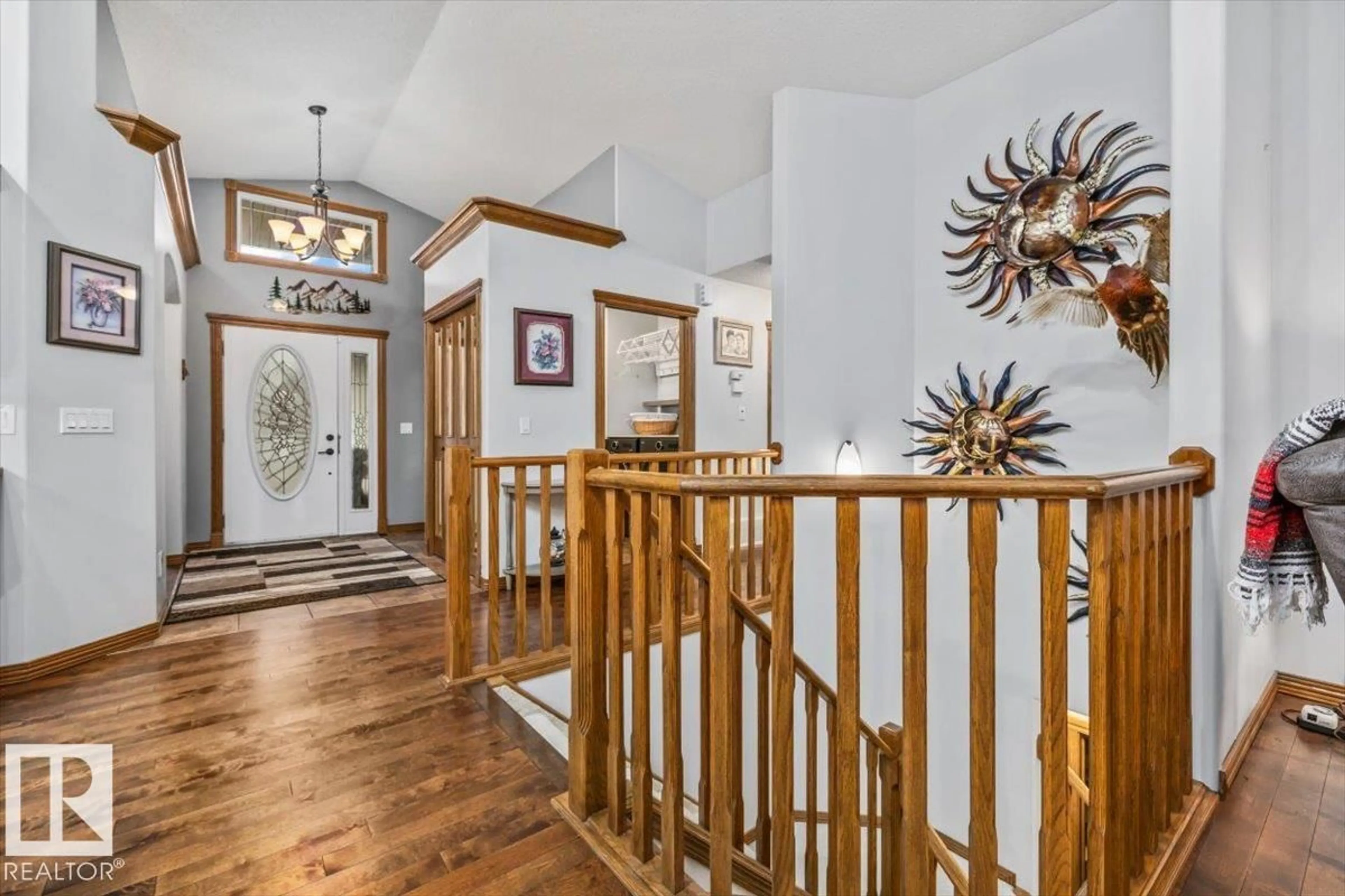 Indoor foyer for 61 LINKSIDE BV, Spruce Grove Alberta T7X4A6