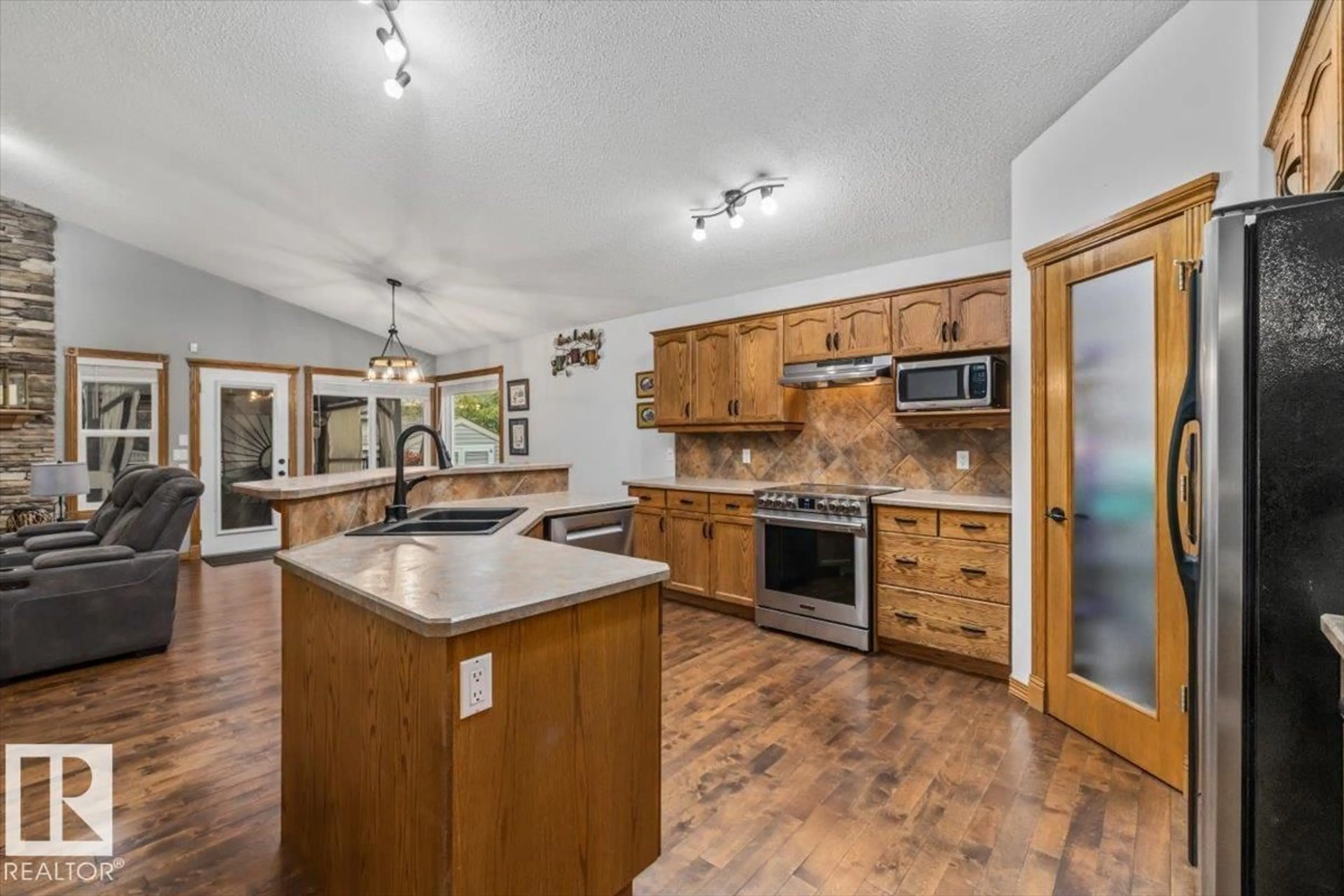Open concept kitchen, unknown for 61 LINKSIDE BV, Spruce Grove Alberta T7X4A6