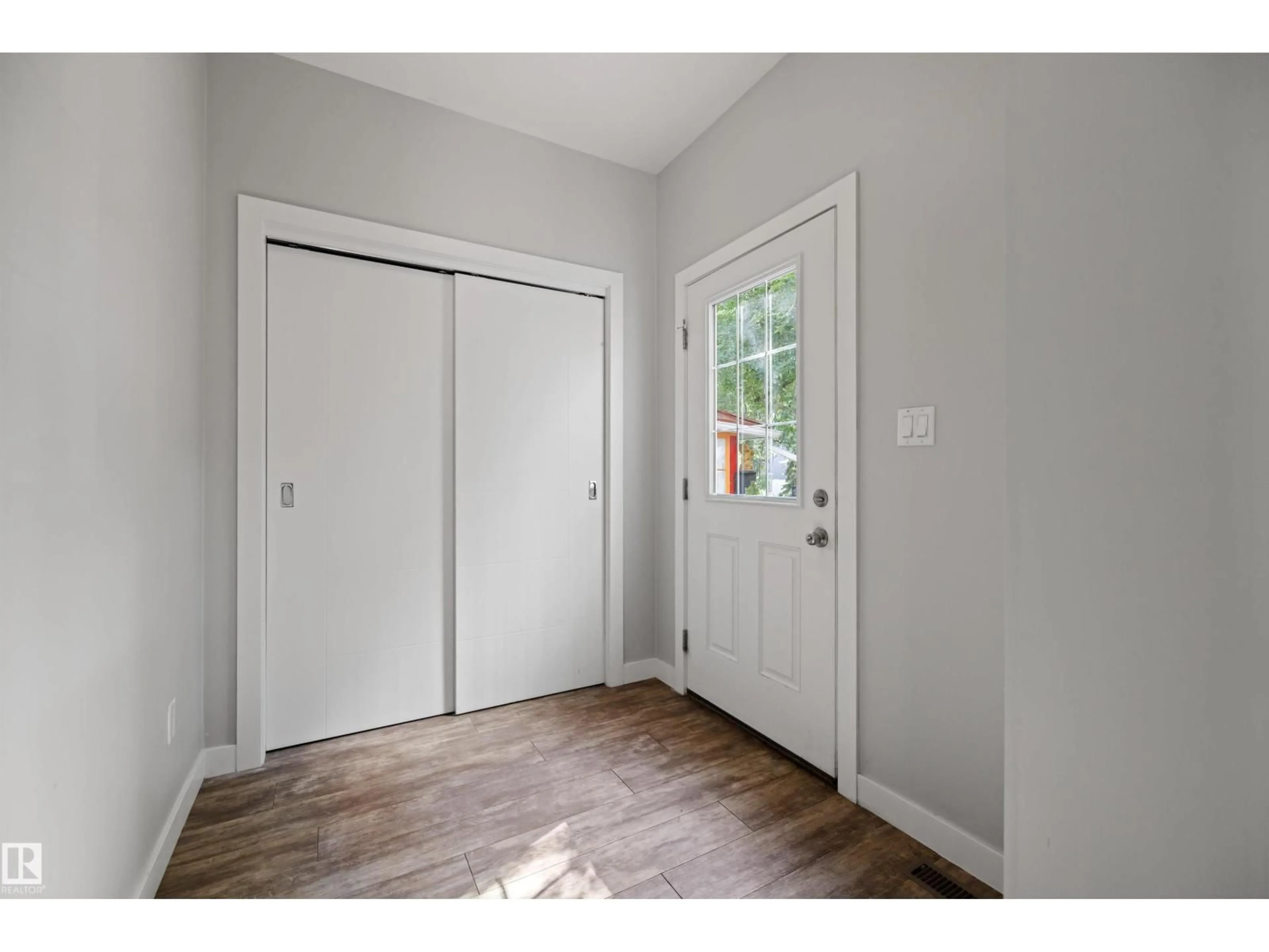 Indoor entryway for NW - 9622 77 AV, Edmonton Alberta T6C0M5