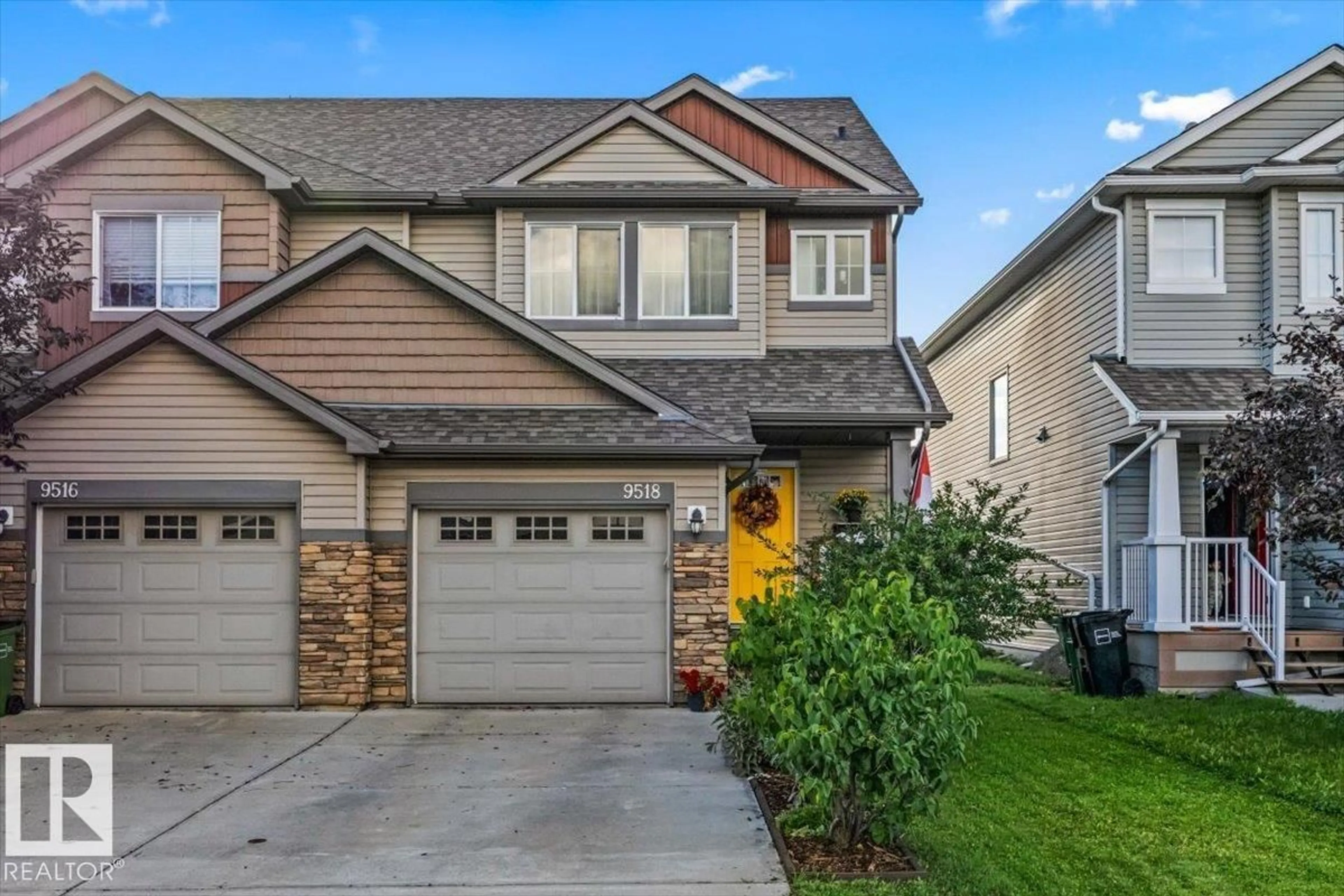Home with vinyl exterior material, street for 9518 SIMPSON CO, Edmonton Alberta T6R0T8