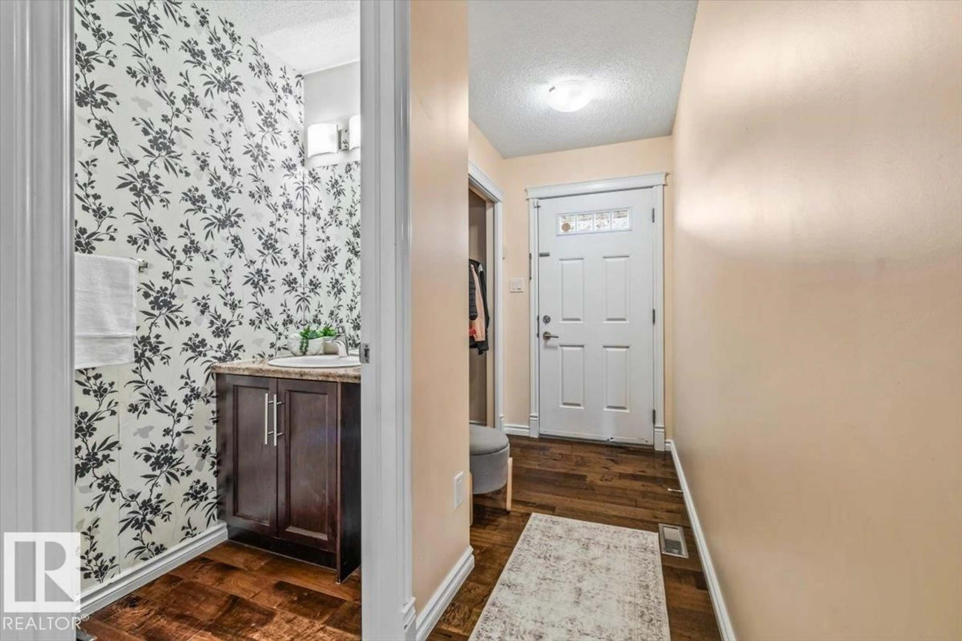 Indoor entryway for 9518 SIMPSON CO, Edmonton Alberta T6R0T8